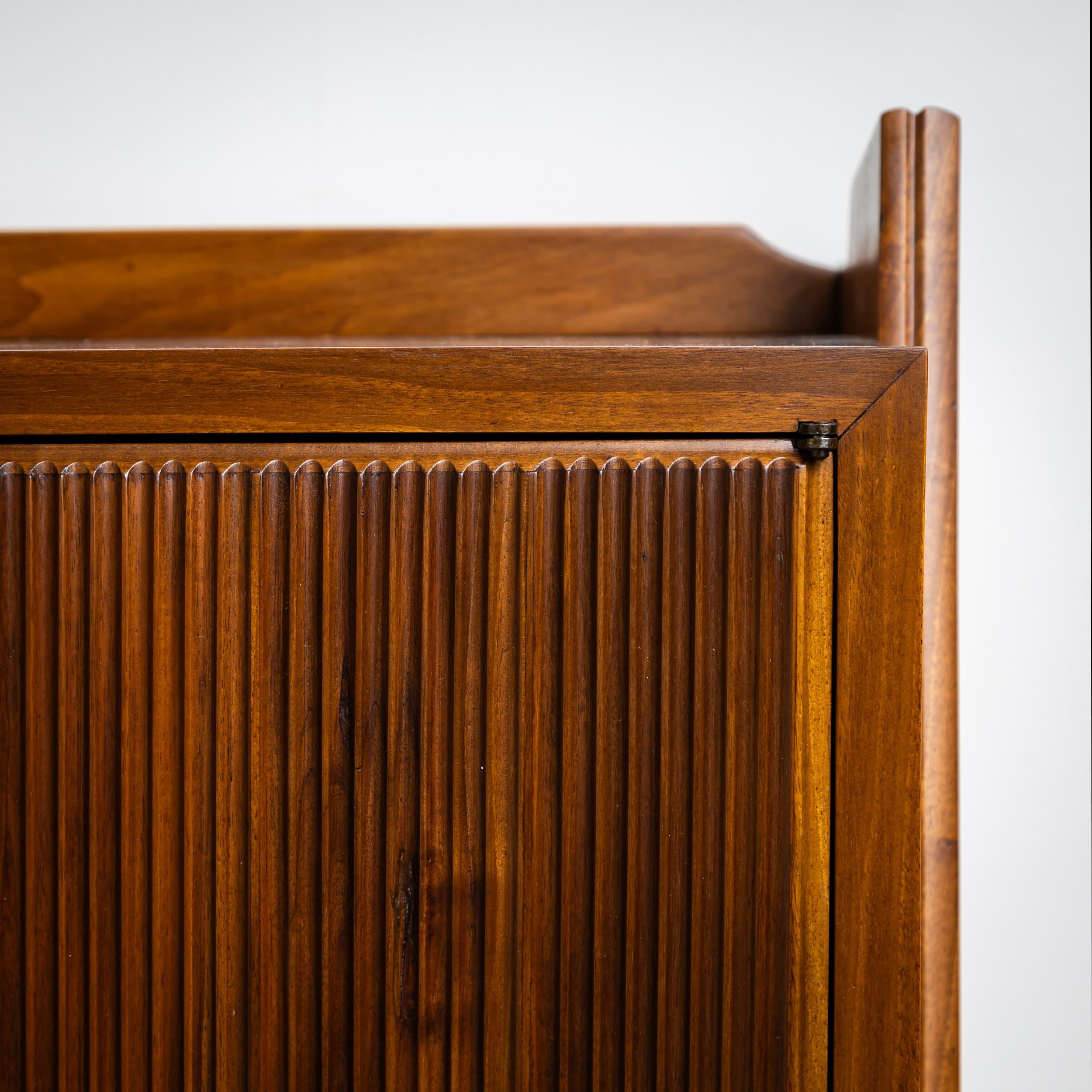 Mid-20th Century Walnut Sideboard, Italy For Sale 3