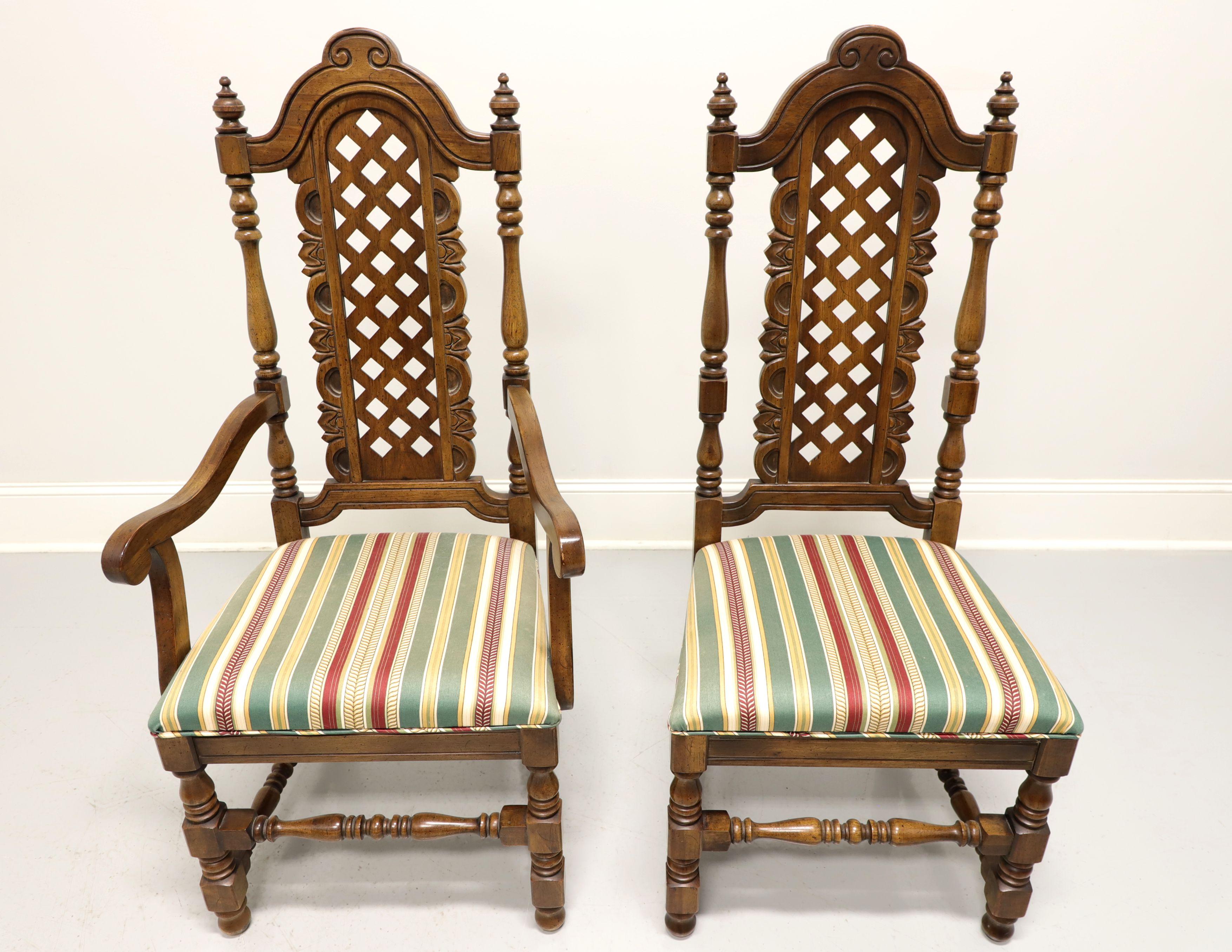 Américain Chaises de salle à manger de style baroque espagnol en noyer du milieu du XXe siècle - Lot de 6 en vente