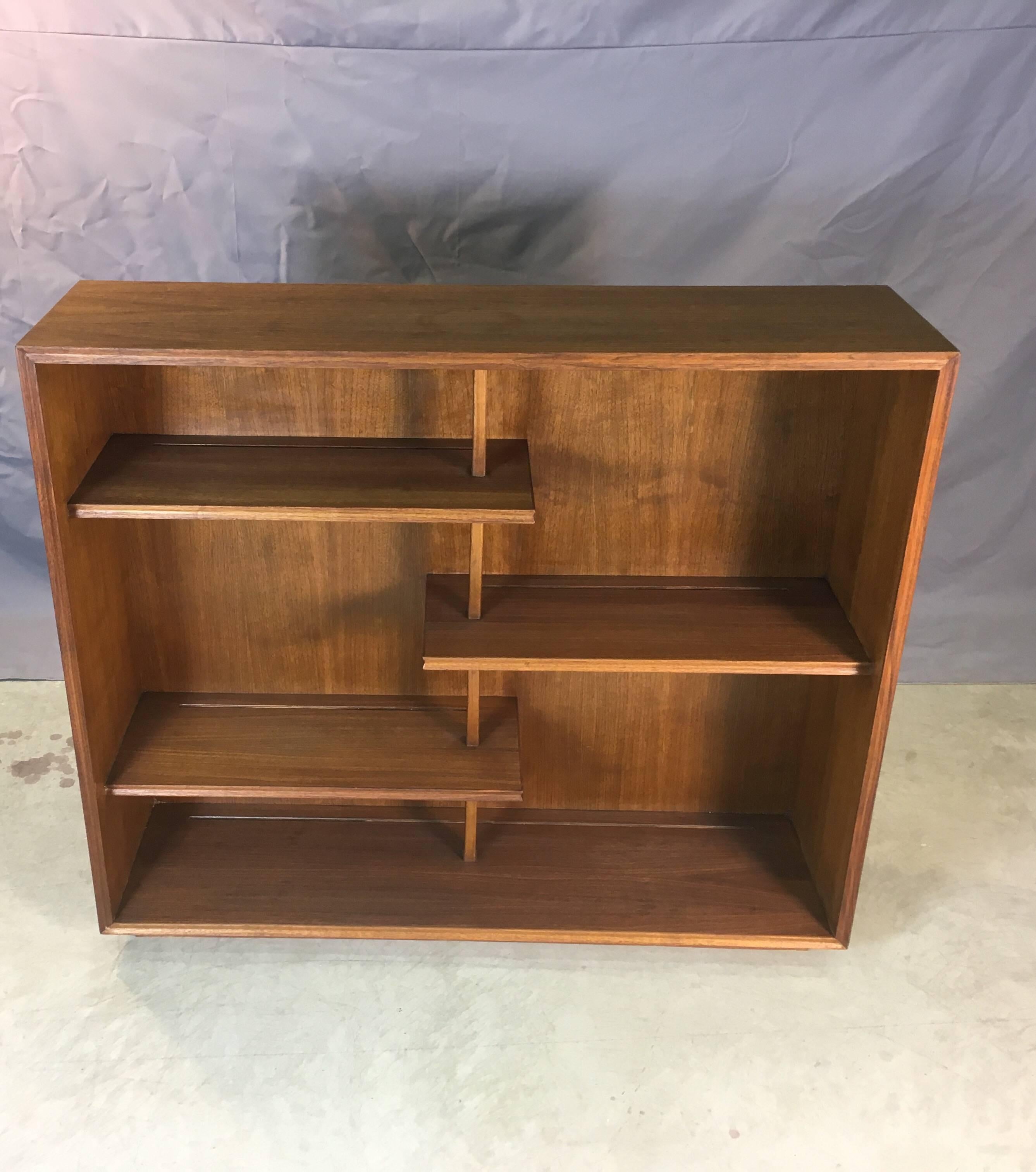 Vintage mid-20th century walnut wood shelving unit or bookcase. The shelving has grooves to display plates. Fully restored. Unmarked. Shelves are not adjustable.