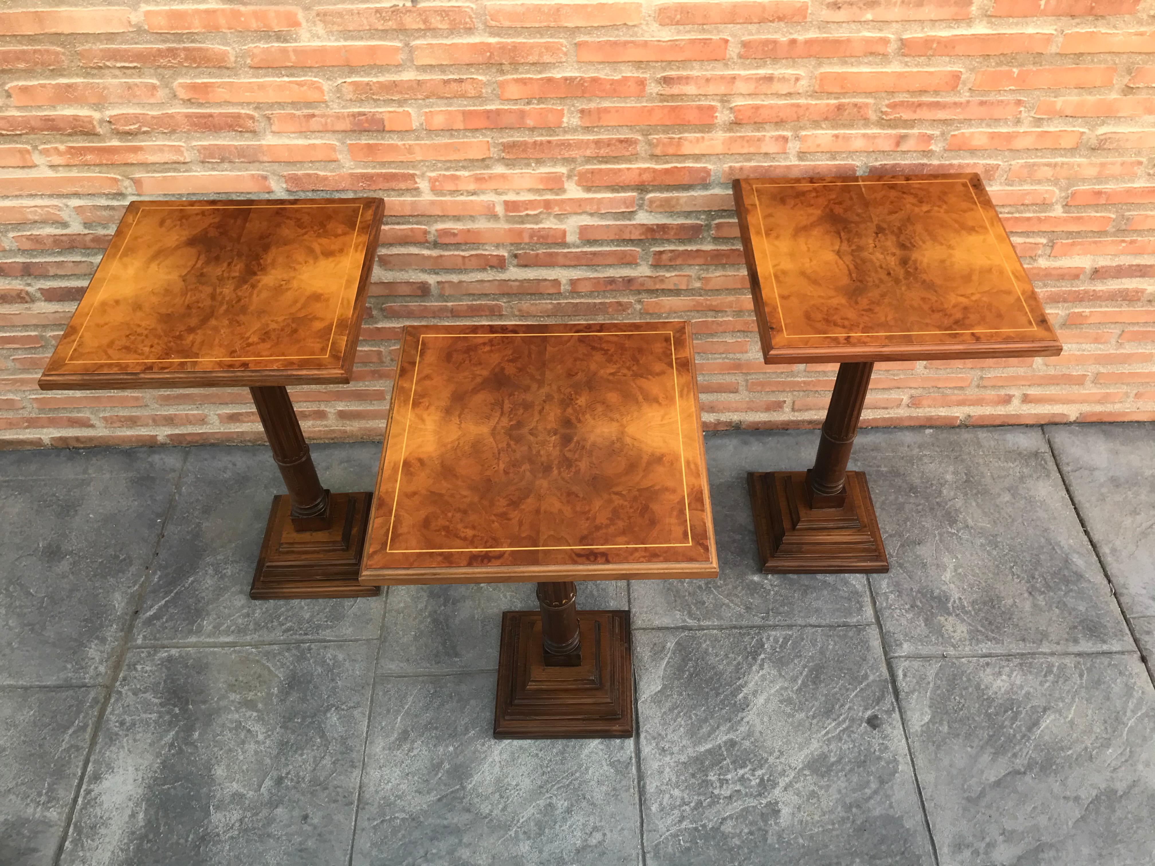 Mid-20th Century Walnut Wood Square Top Pedestal Table In Good Condition For Sale In Miami, FL