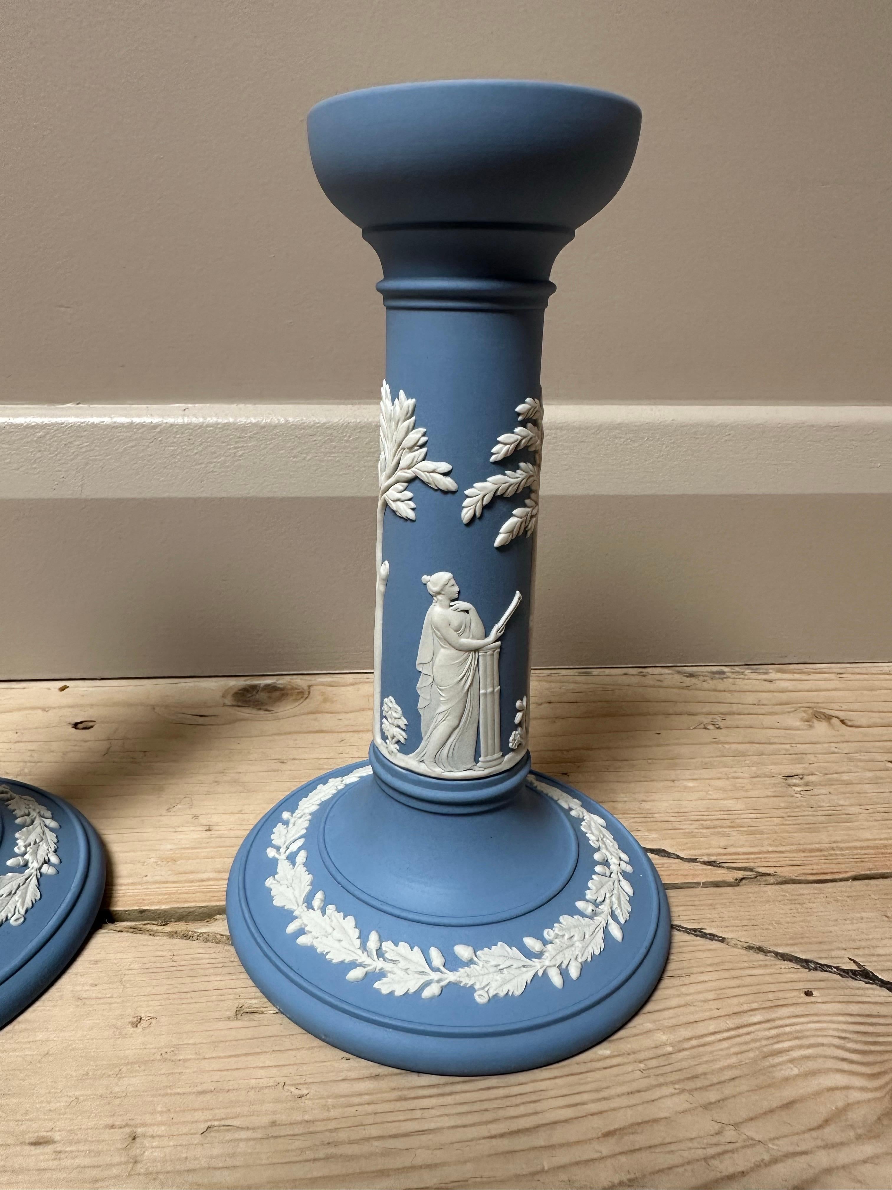 Neoklassizistische Kerzenständer aus blauem und weißem Jaspisholz von Wedgwood aus der Mitte des 20. Jahrhunderts (Neoklassisch) im Angebot