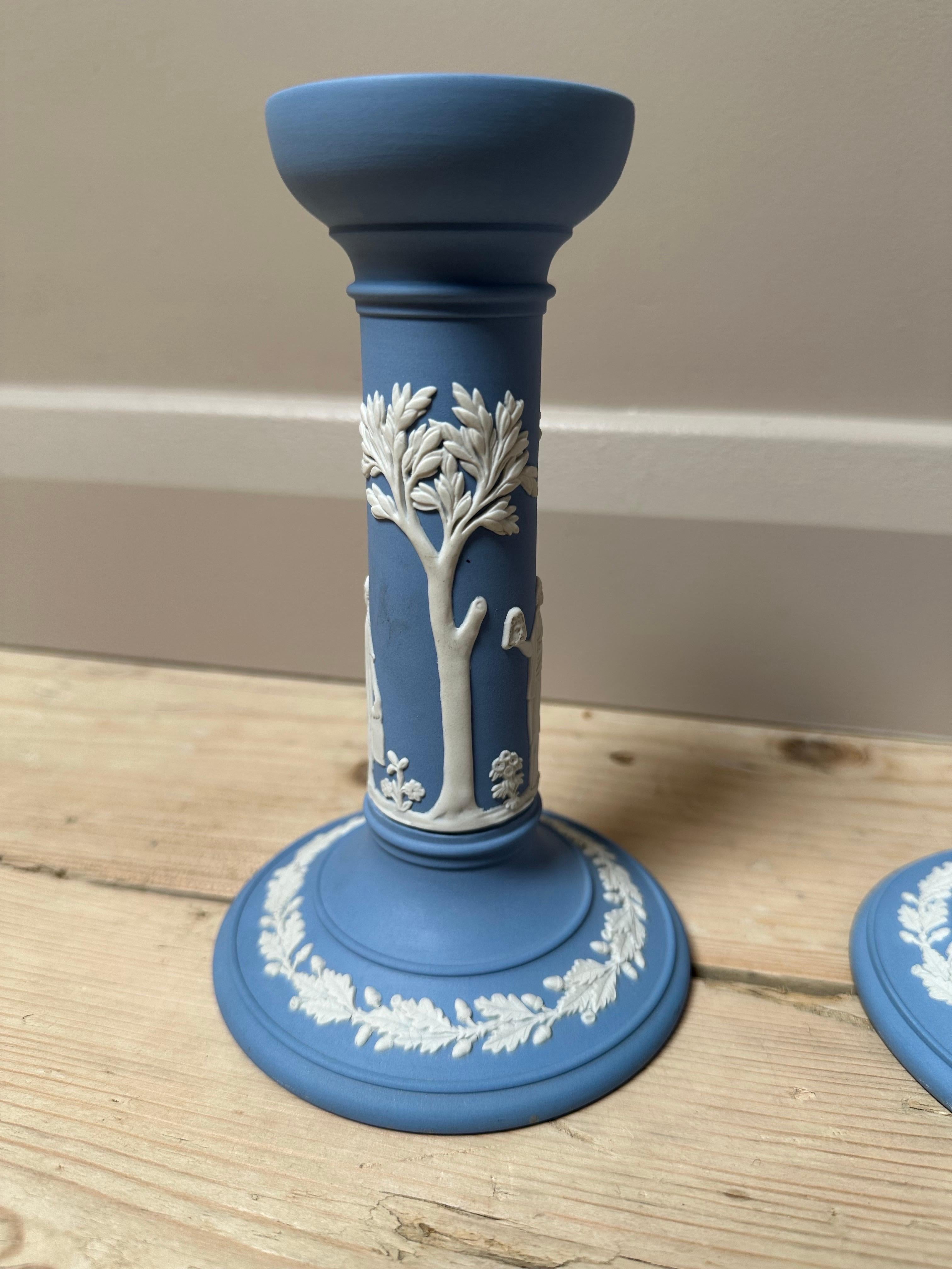Neoklassizistische Kerzenständer aus blauem und weißem Jaspisholz von Wedgwood aus der Mitte des 20. Jahrhunderts (Englisch) im Angebot