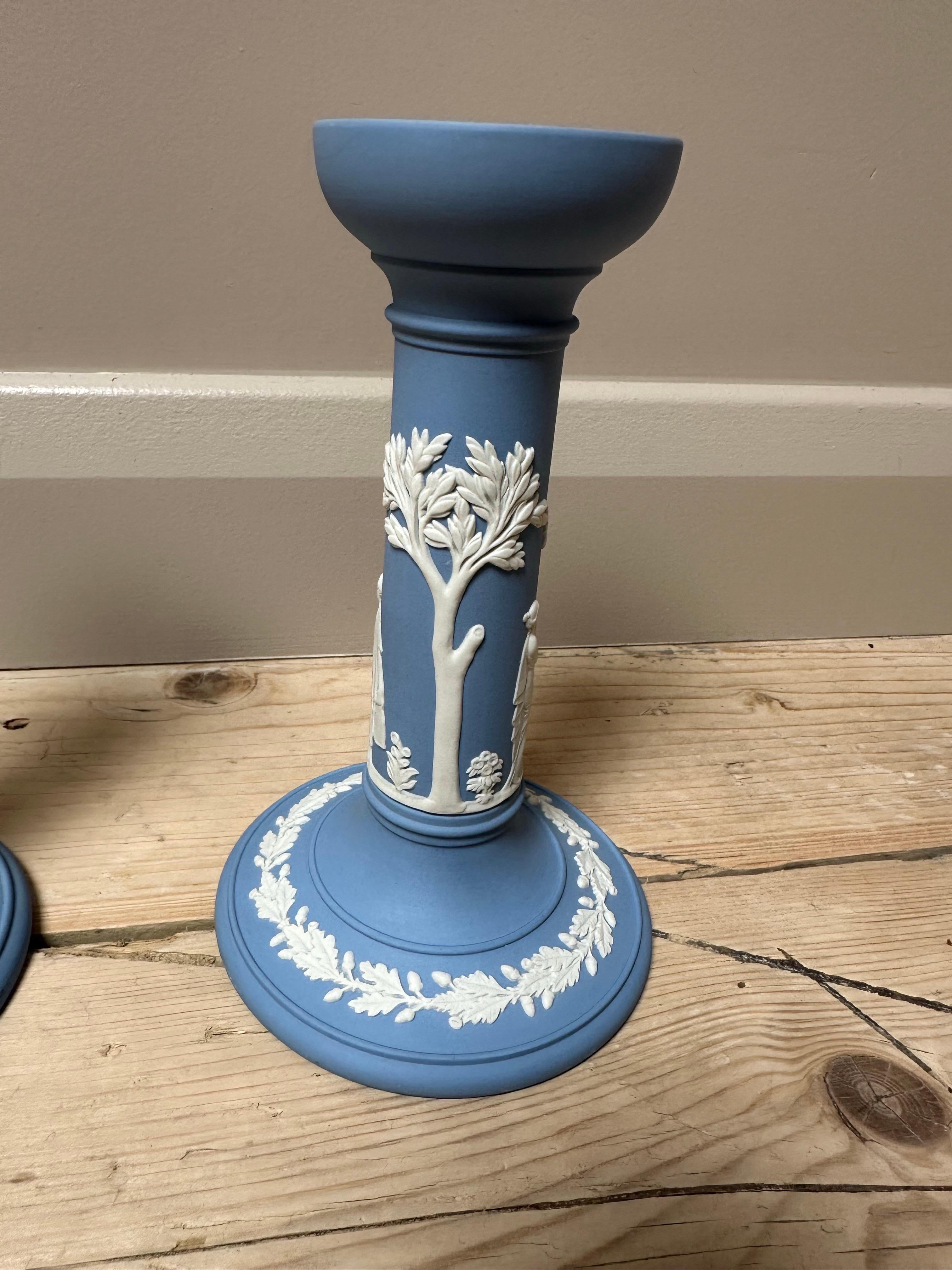 Neoklassizistische Kerzenständer aus blauem und weißem Jaspisholz von Wedgwood aus der Mitte des 20. Jahrhunderts im Zustand „Hervorragend“ im Angebot in Worcester Park, GB