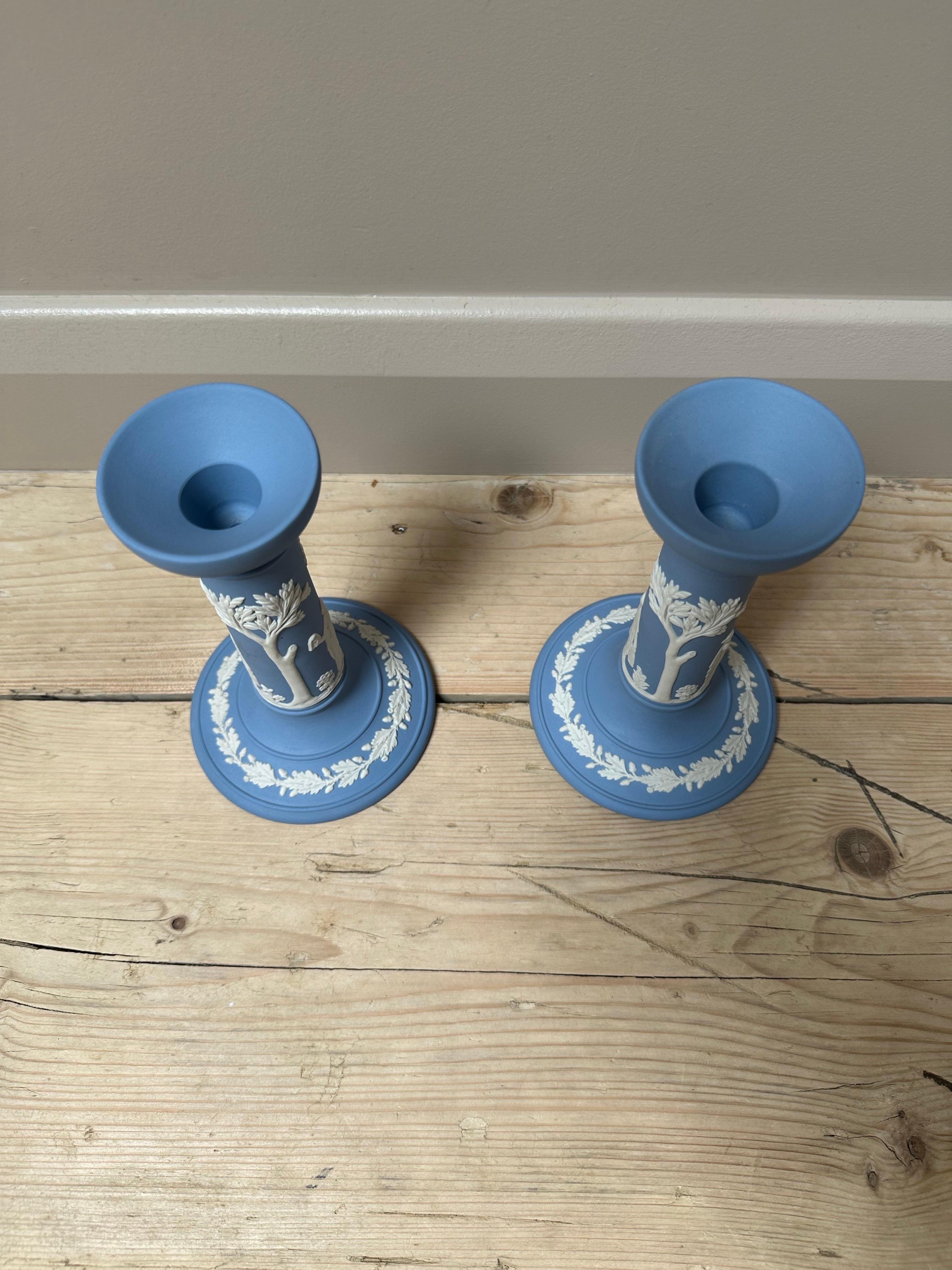 Neoklassizistische Kerzenständer aus blauem und weißem Jaspisholz von Wedgwood aus der Mitte des 20. Jahrhunderts (Steingut) im Angebot