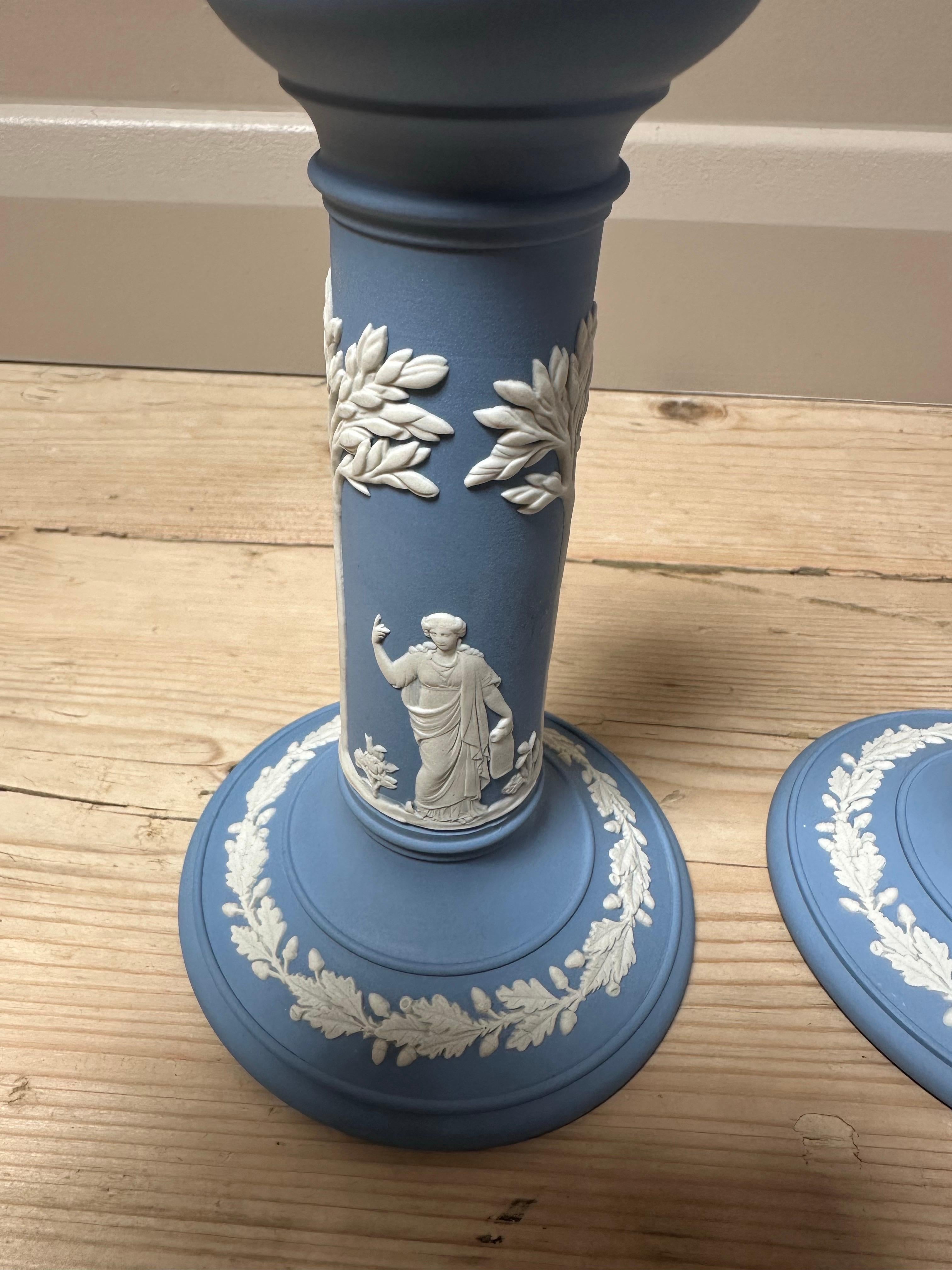 Neoklassizistische Kerzenständer aus blauem und weißem Jaspisholz von Wedgwood aus der Mitte des 20. Jahrhunderts im Angebot 3