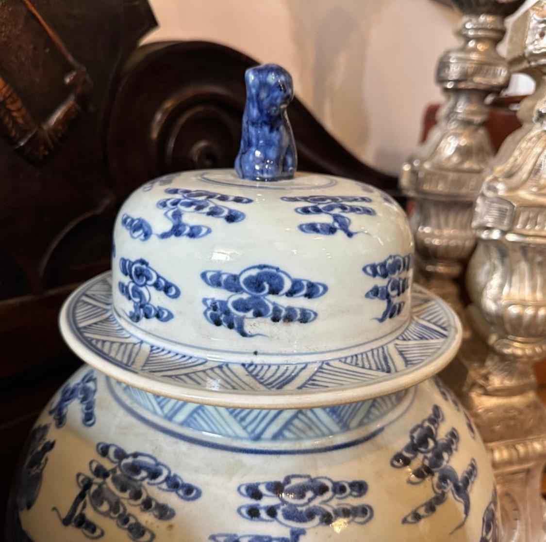 Mid-20th Century White and Blue Ceramic Chinese Ginger Jars For Sale 5