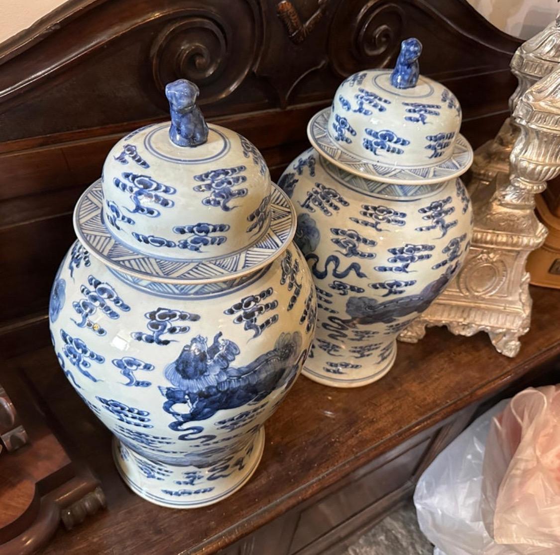 Mid-20th Century White and Blue Ceramic Chinese Ginger Jars In Good Condition For Sale In Catania, Sicilia