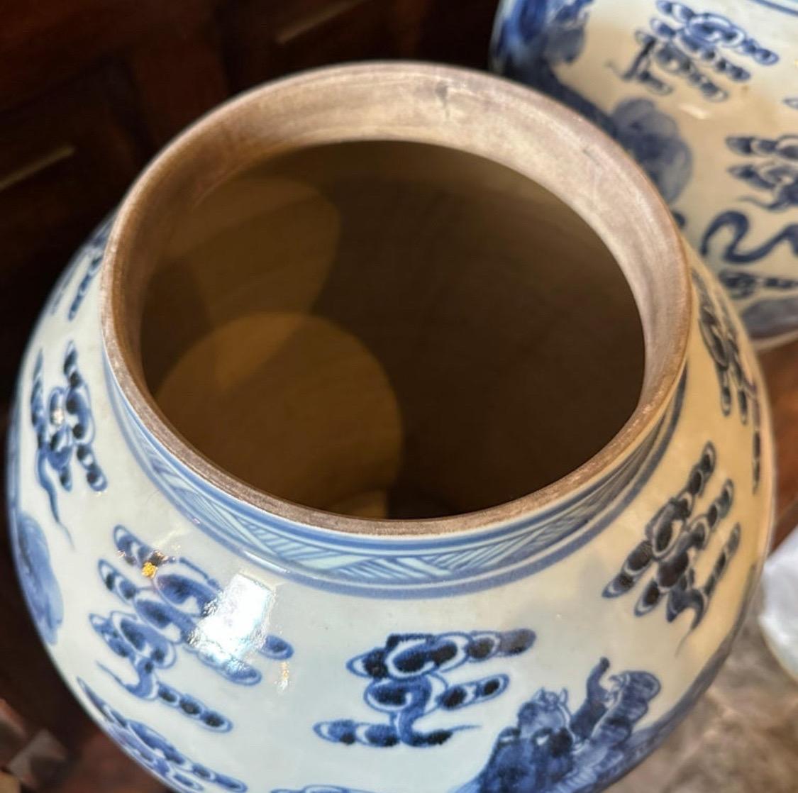 Mid-20th Century White and Blue Ceramic Chinese Ginger Jars For Sale 2
