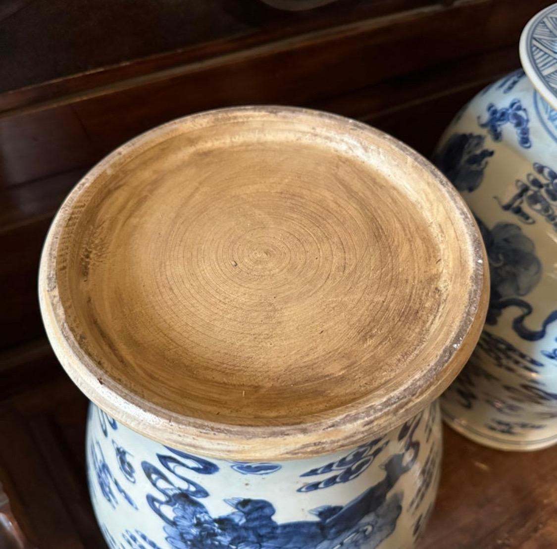Mid-20th Century White and Blue Ceramic Chinese Ginger Jars For Sale 3