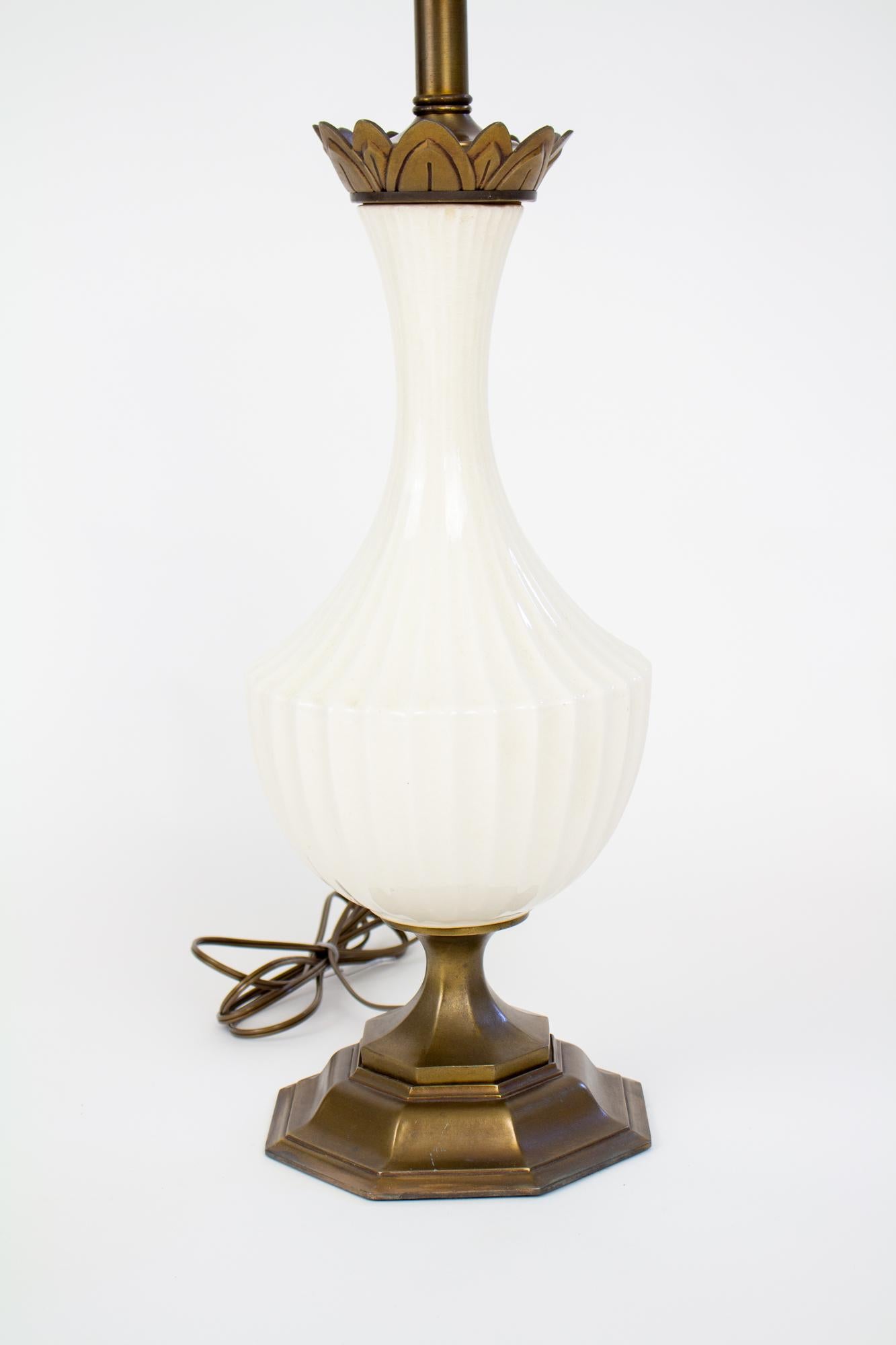 Mitte des 20. Jahrhunderts Weiße Crackle-Glasur Tischlampe (Moderne der Mitte des Jahrhunderts) im Angebot