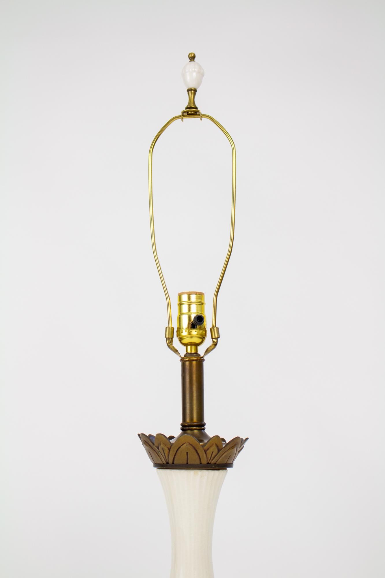 Porcelaine Lampe de table du milieu du 20e siècle à glaçure blanche craquelée en vente