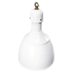 Luminaires suspendus en émail blanc avec couvercle en laiton du milieu du 20e siècle