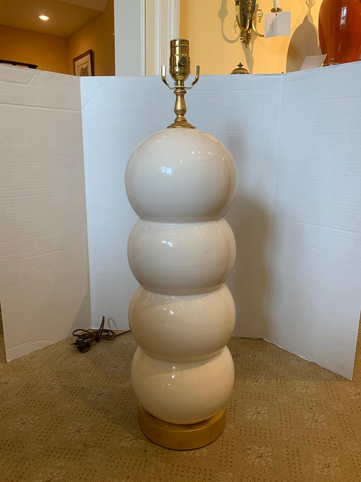 Weiß glasierte Blasenlampe aus der Mitte des 20. Jahrhunderts auf einem Sockel aus vergoldetem Holz
Neue Verkabelung.