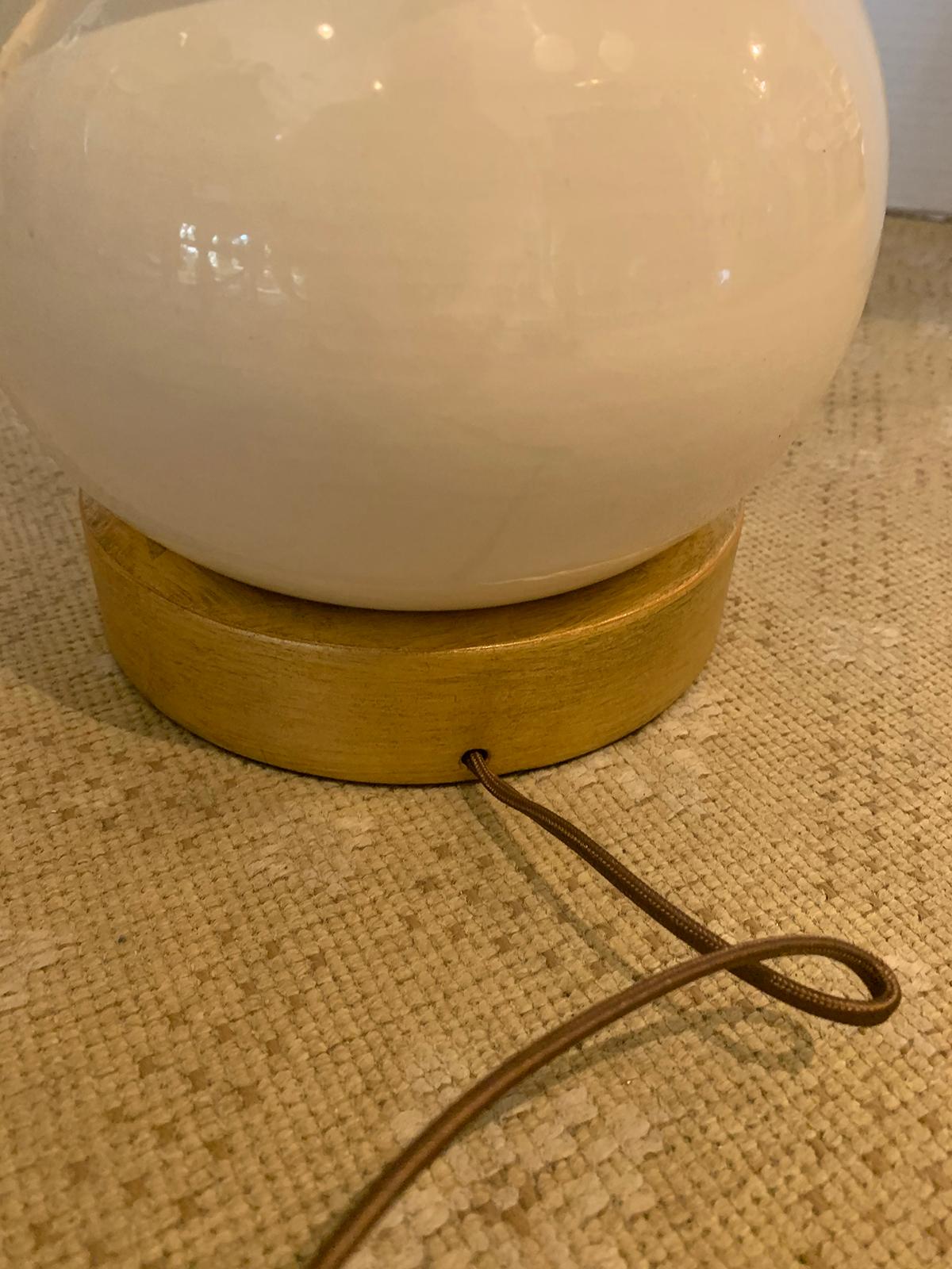 Mitte des 20. Jahrhunderts Weiß glasierte Blase Lampe auf Custom Giltwood Basis im Angebot 2