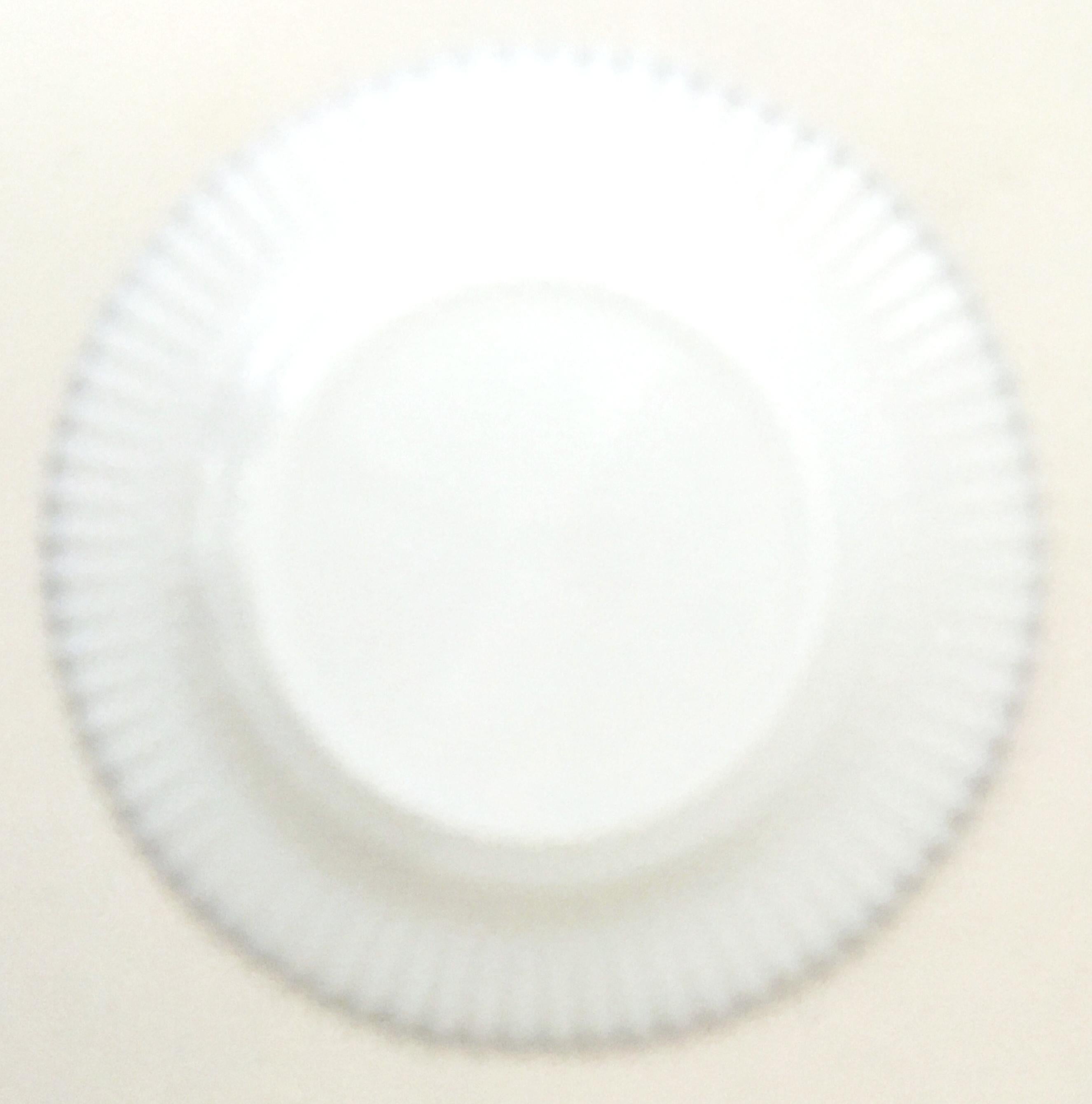 Mid-20th Century White Milk Glass and 22-Karat Gold Rim Dinner Plate S/6 In Excellent Condition In West Palm Beach, FL