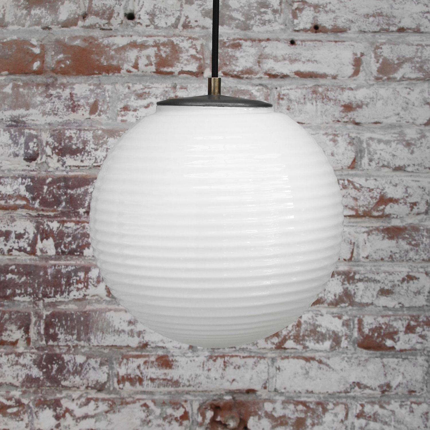 Allemand Lampe à suspension en verre opalin blanc du milieu du 20e siècle avec plateau en fer en vente