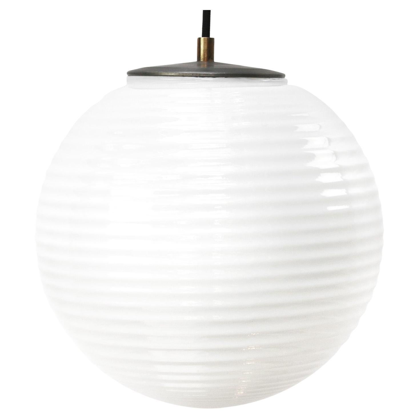 Lampe à suspension en verre opalin blanc du milieu du 20e siècle avec plateau en fer en vente