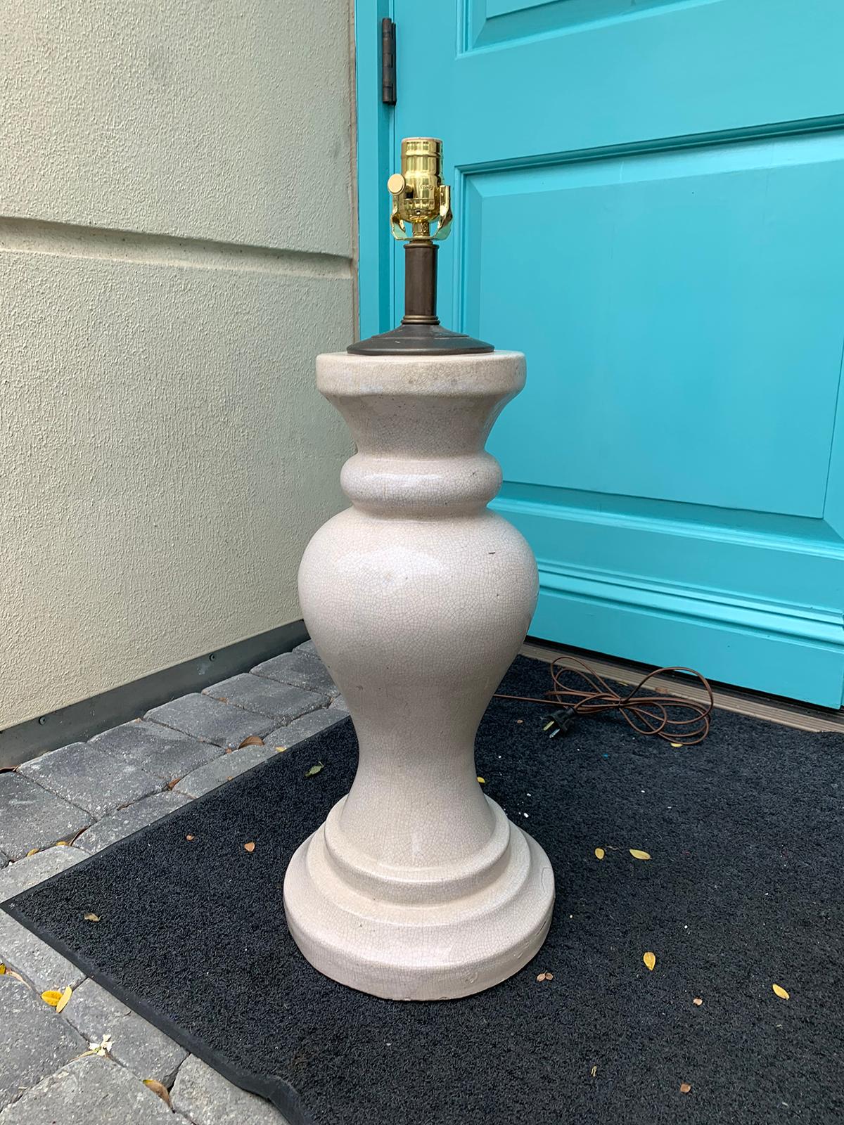 Mid-20th Century White Pottery Lamp with Crackle Finish In Good Condition For Sale In Atlanta, GA