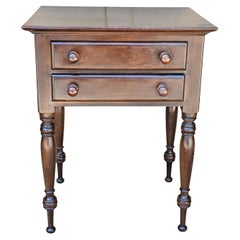 Mesa auxiliar de trabajo de dos cajones de nogal de mediados del siglo XX Willett Furniture