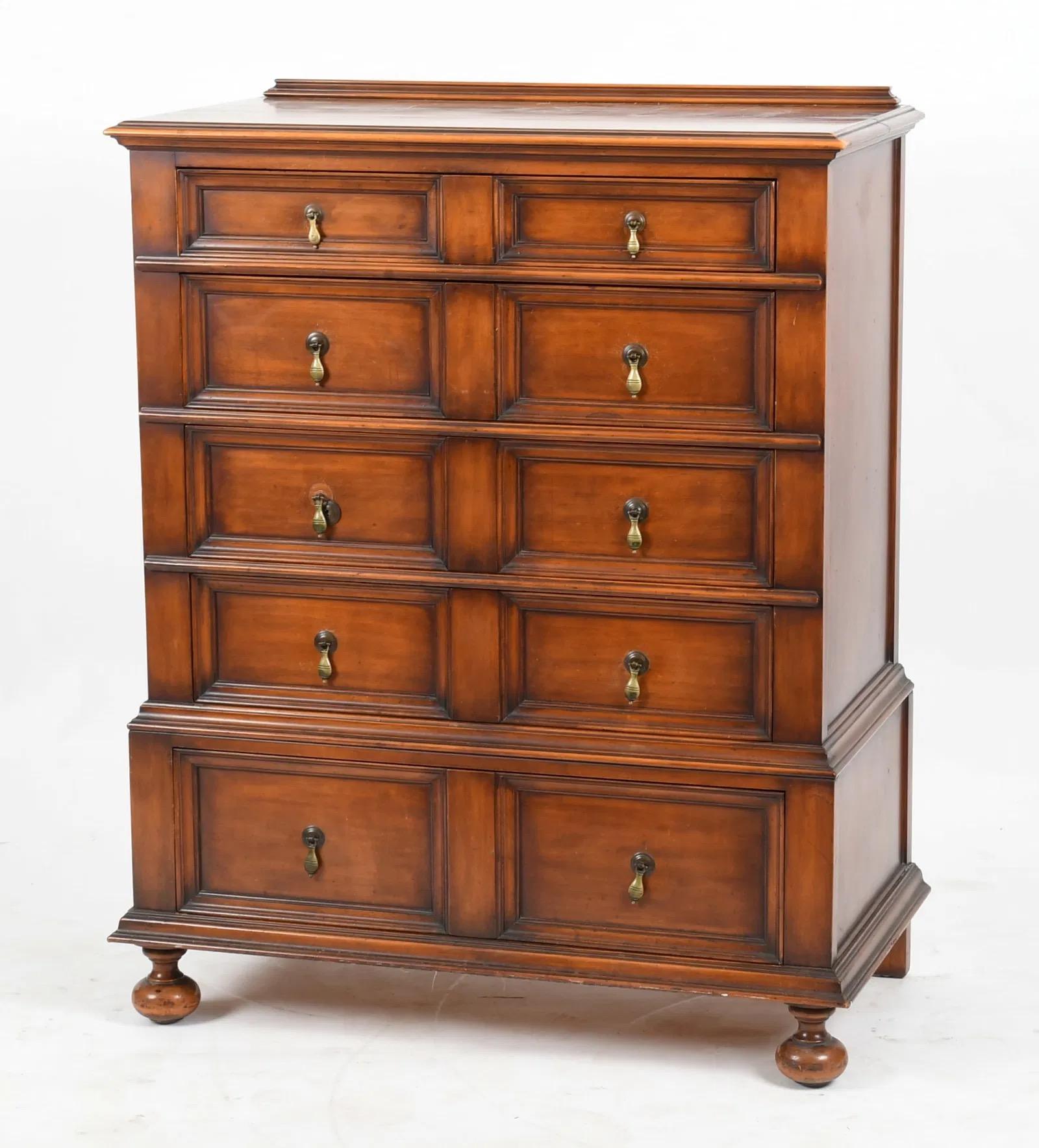 La cassapanca in stile William & Mary presenta un ricco design a pannelli e calde tonalità di legno. Realizzato con attenzione ai dettagli, presenta cinque cassetti rivestiti in Oak e impreziositi da tiretti in ottone, il tutto incastonato su