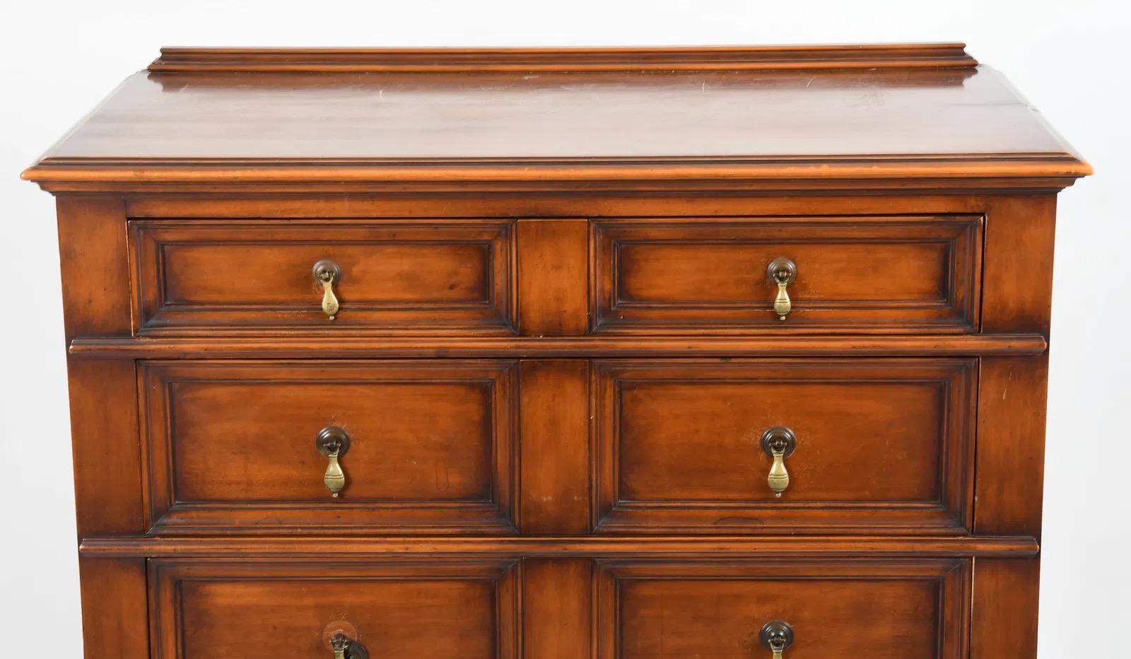 Americano Mid 20th Century William and Mary Style Chest of Drawers in vendita