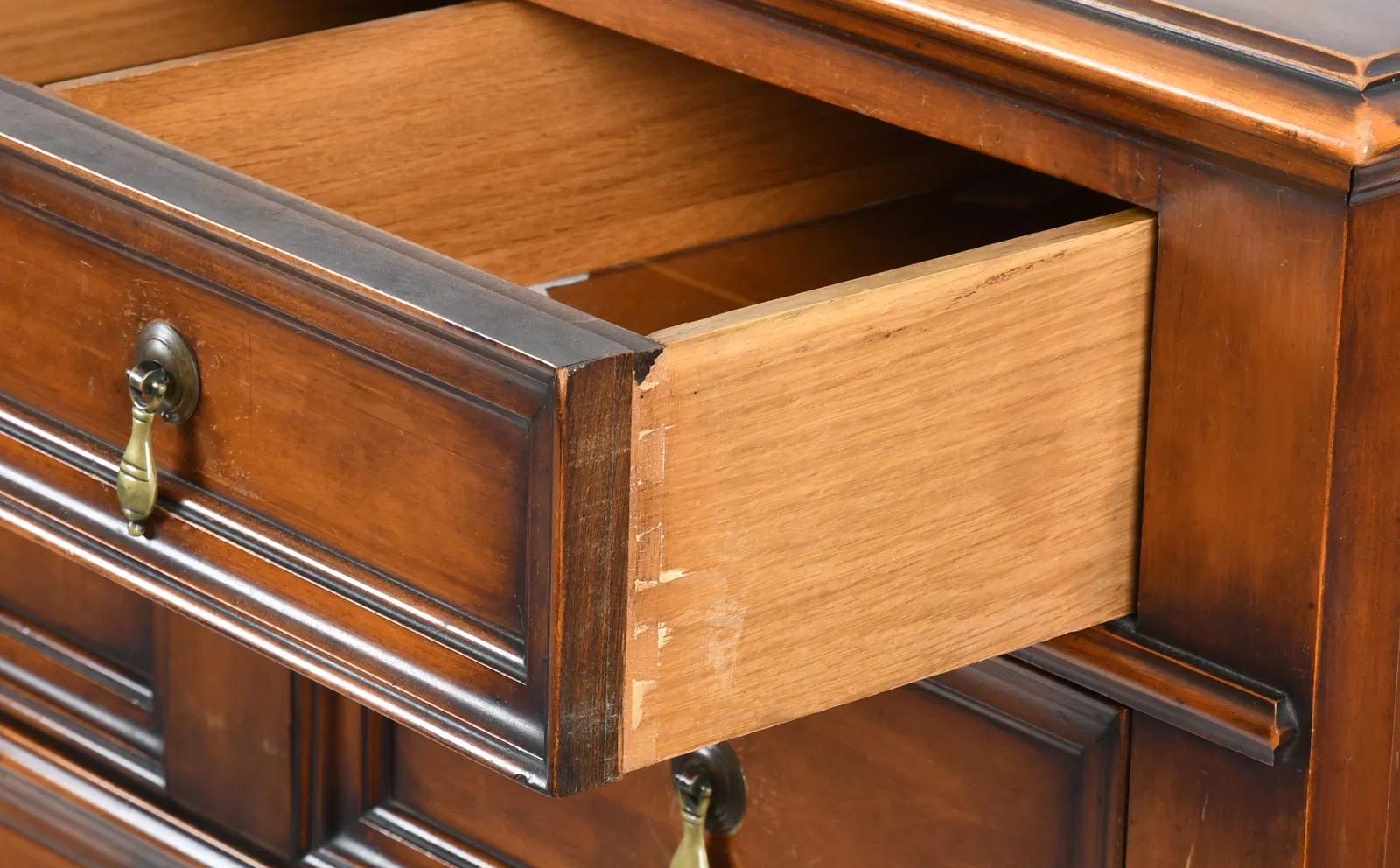 Mid 20th Century William and Mary Style Chest of Drawers In condizioni buone in vendita a Elkton, MD