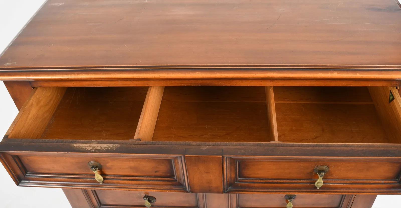 XX secolo Mid 20th Century William and Mary Style Chest of Drawers in vendita