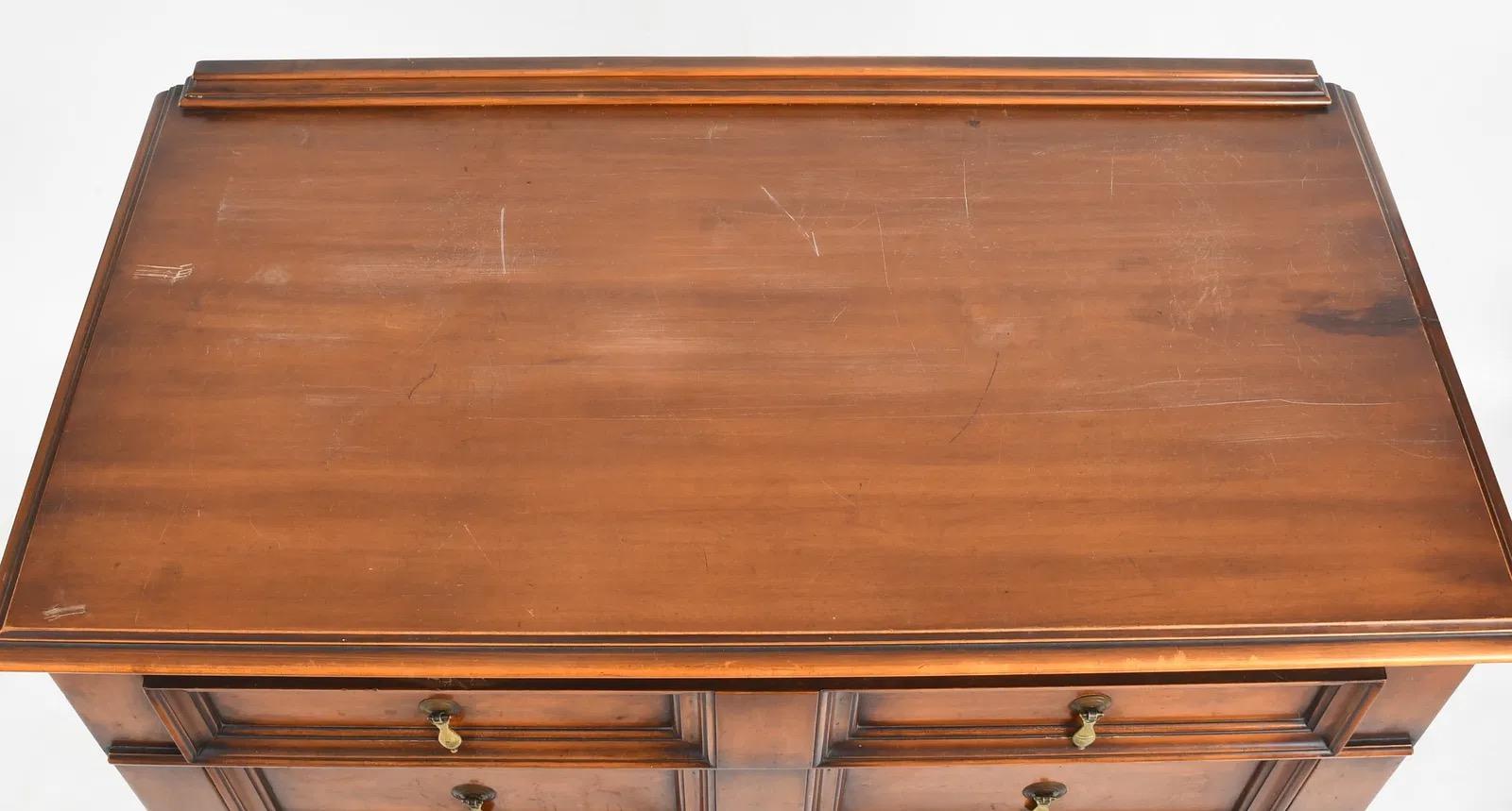 Mogano Mid 20th Century William and Mary Style Chest of Drawers in vendita