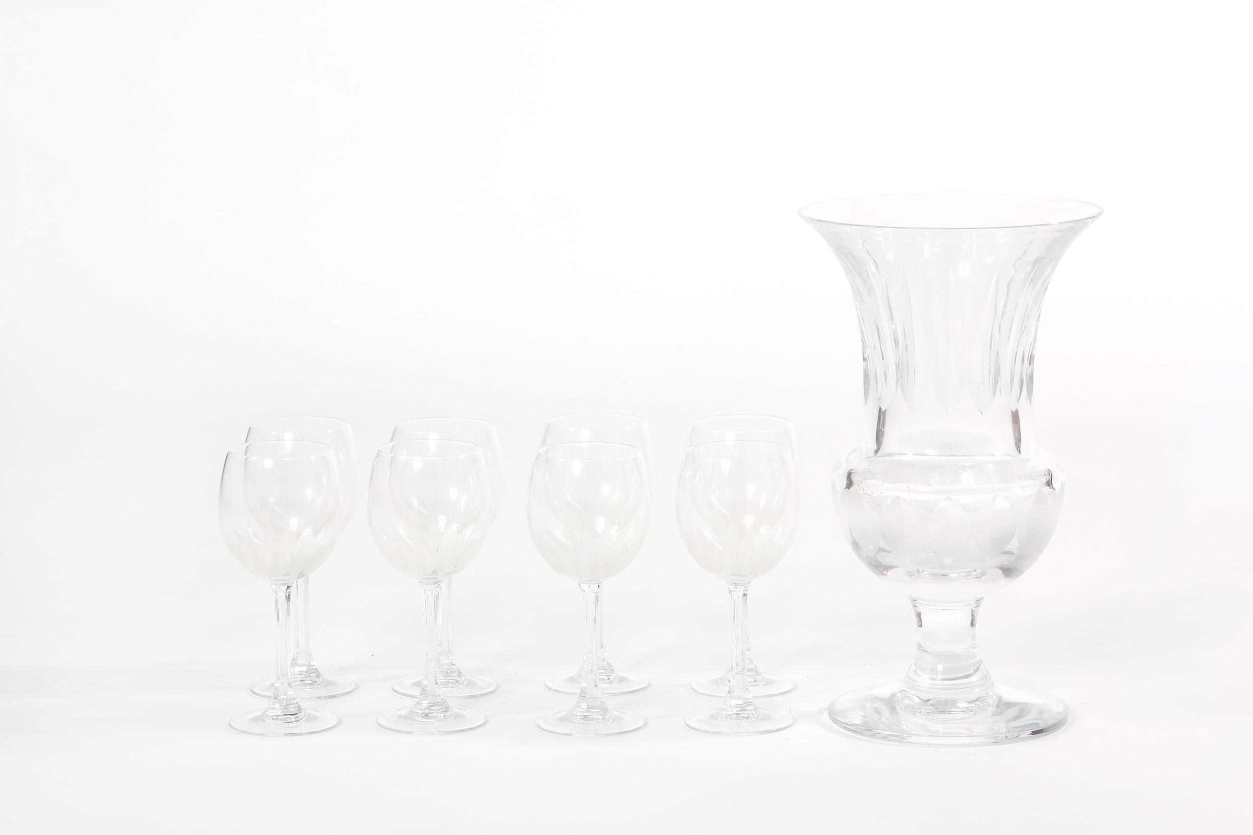 Wein- oder Wasserservice aus geschliffenem Tiffany-Kristall aus der Mitte des 20. Jahrhunderts für 10 Personen mit einer großen Vase als Mittelstück. Jedes Stück ist in ausgezeichnetem Zustand. Unterschrift des Herstellers. Die Vase ist etwa 14 cm