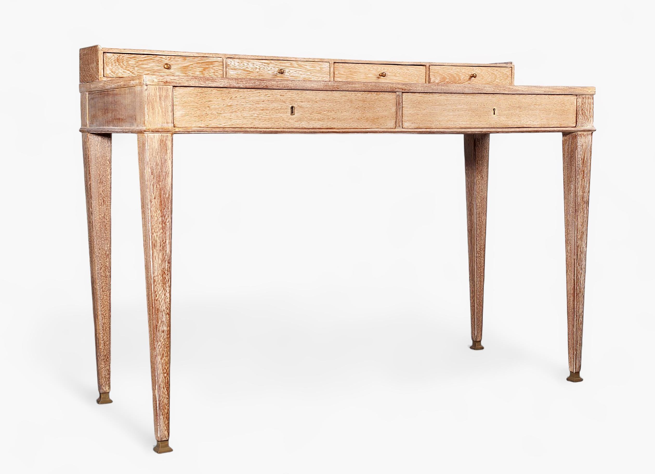 Bureau a gradin/écritoire en bois du milieu du 20e siècle conçu par Jean-Michel Frank, Argentine

Par : Jean-Michel Franks
MATERIAL : bois, métal, cuir
Technique : coulé, moulé, travail du métal, sculpté, sculpté à la main
Dimensions : 19 po x 43,5