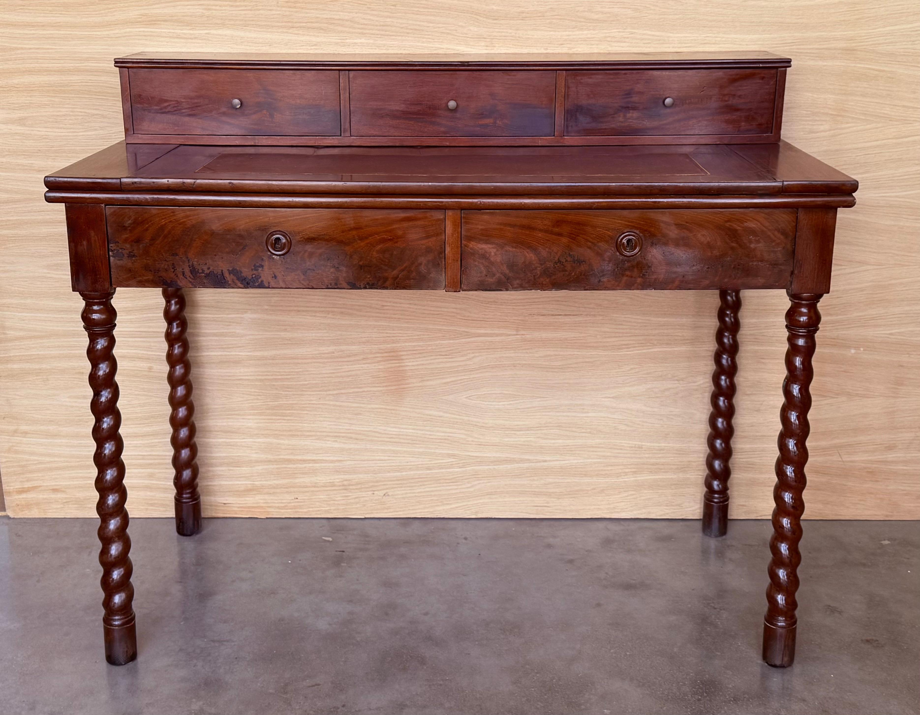 Die klare, rechteckige Silhouette und das stromlinienförmige Profil vermitteln eine raffinierte Eleganz, die fachmännisch aus hochwertigem Holz gefertigt ist.  Ausgestattet mit sechs Schubladen - drei auf der Vorderseite und drei kleinere auf der