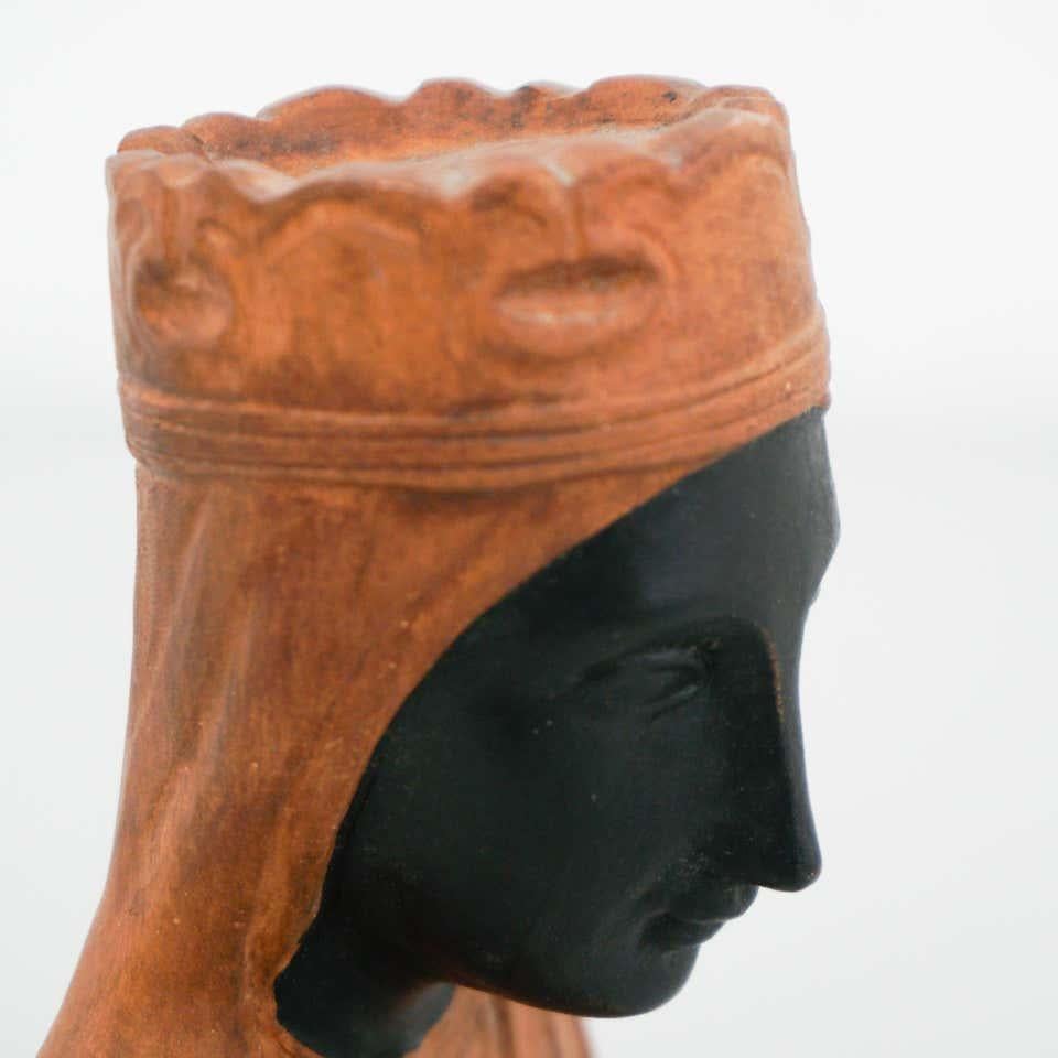 Montserrat-Frauenstatue aus Holz, Mitte des 20. Jahrhunderts im Angebot 6
