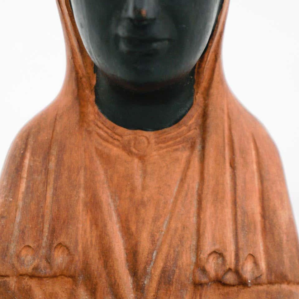 Montserrat-Frauenstatue aus Holz, Mitte des 20. Jahrhunderts im Angebot 7