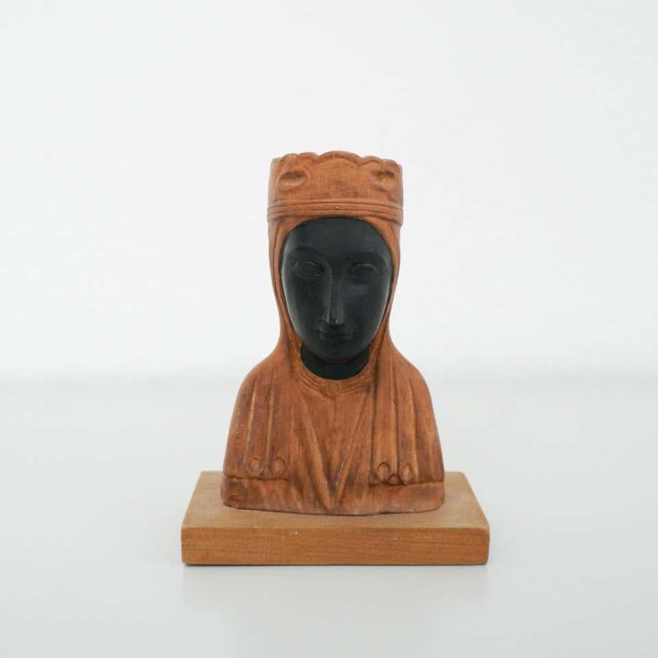 Statue espagnole de la vierge de Montserrat en bois du milieu du 20e siècle. Fabriqué à Barcelone, Espagne.  En état d'origine, avec une usure mineure conforme à l'âge et à l'utilisation, préservant une belle patine.  MATERIAL : Bois.