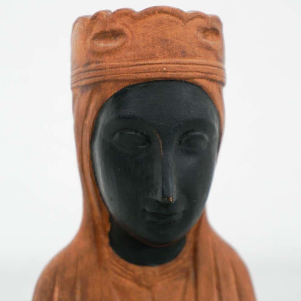 Bois Statue de la Vierge de Montserrat en bois du milieu du 20e siècle en vente