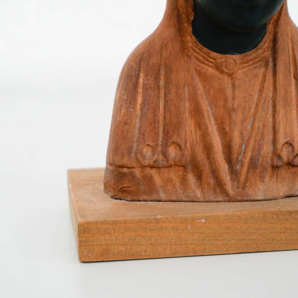 Montserrat-Frauenstatue aus Holz, Mitte des 20. Jahrhunderts im Angebot 3