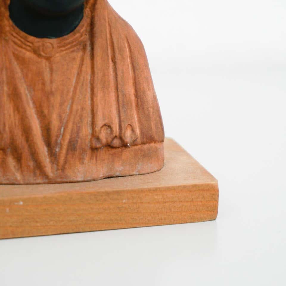 Montserrat-Frauenstatue aus Holz, Mitte des 20. Jahrhunderts im Angebot 4
