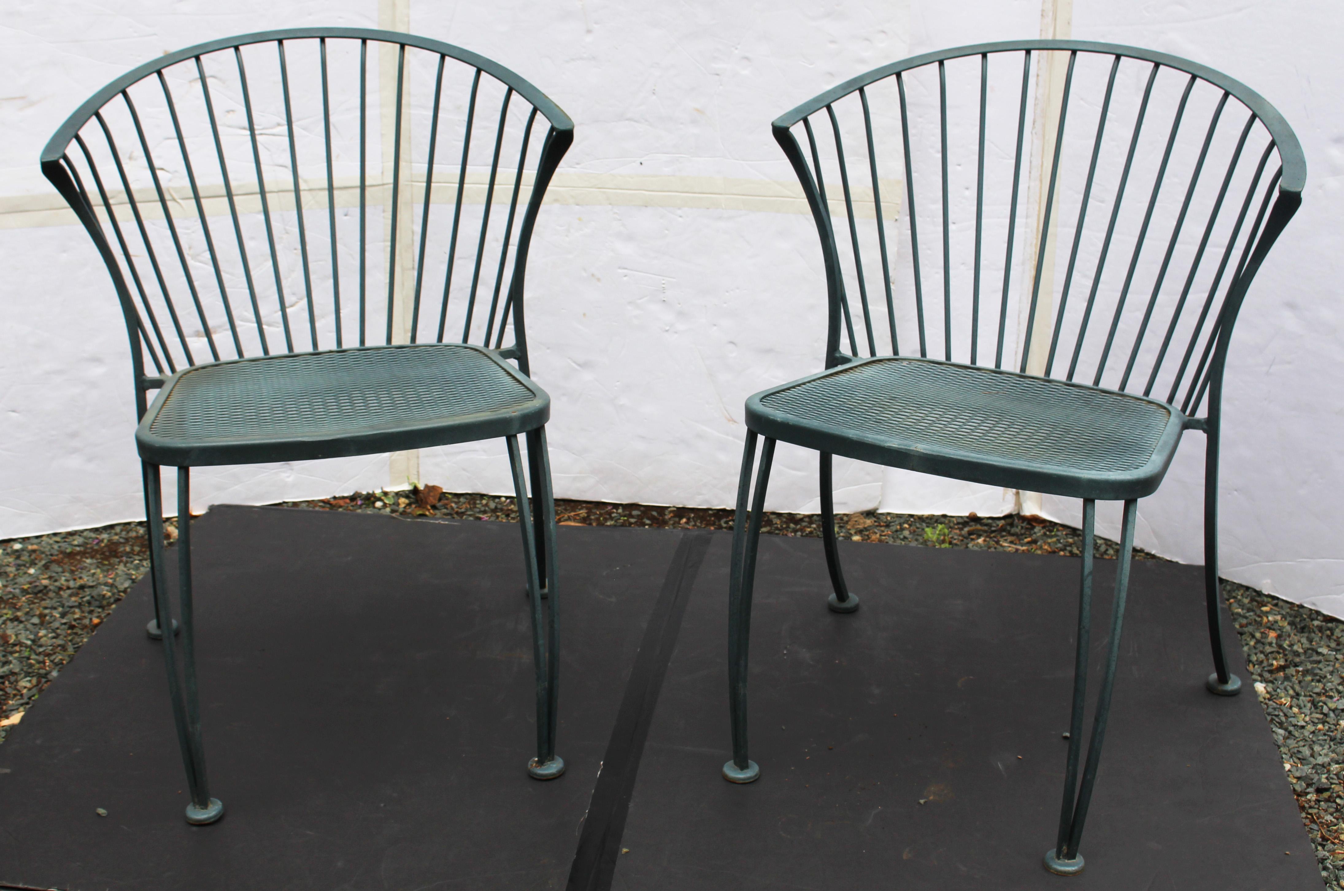 Américain Table et deux chaises en fer forgé Woodard Pinecrest du milieu du 20e siècle en vente