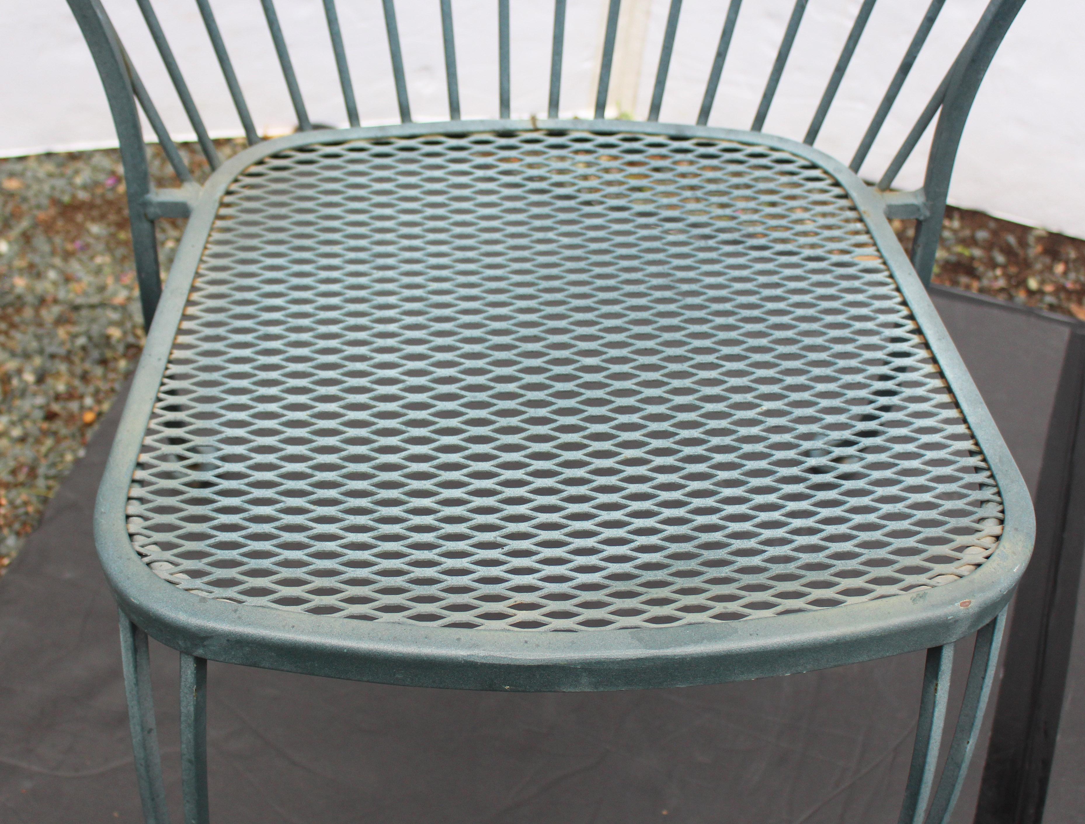 Peint Table et deux chaises en fer forgé Woodard Pinecrest du milieu du 20e siècle en vente