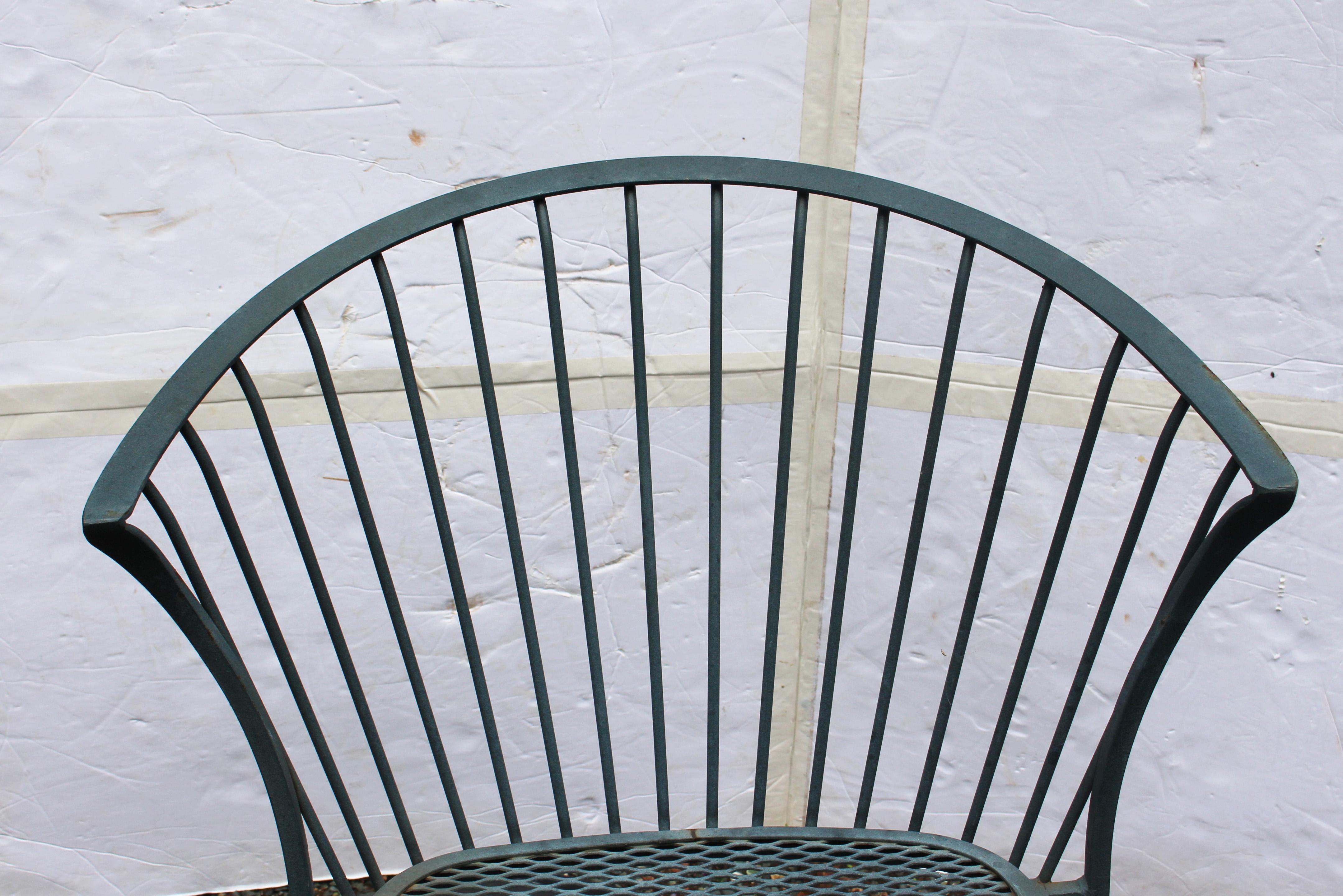 20ième siècle Table et deux chaises en fer forgé Woodard Pinecrest du milieu du 20e siècle en vente