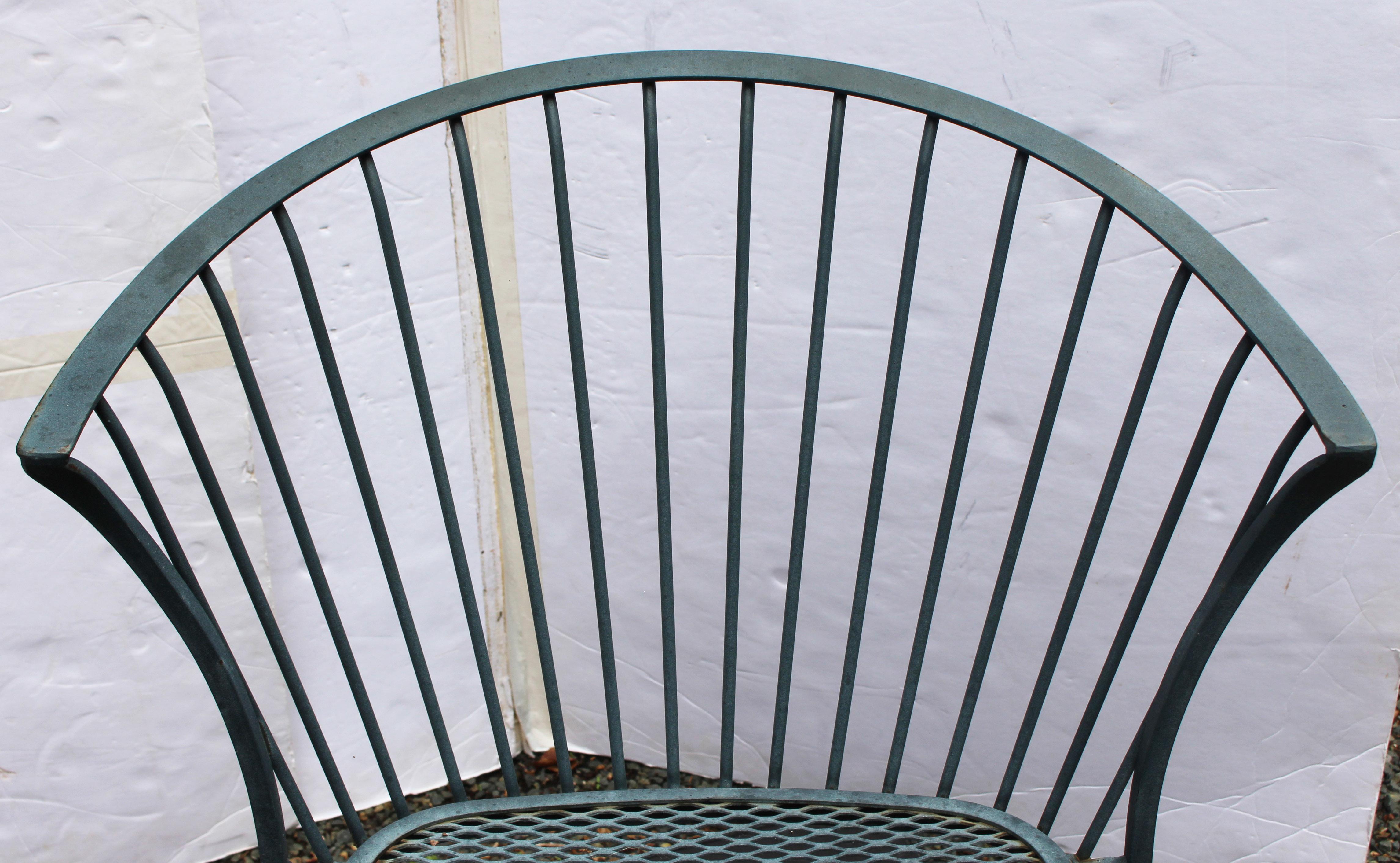 Fer forgé Table et deux chaises en fer forgé Woodard Pinecrest du milieu du 20e siècle en vente