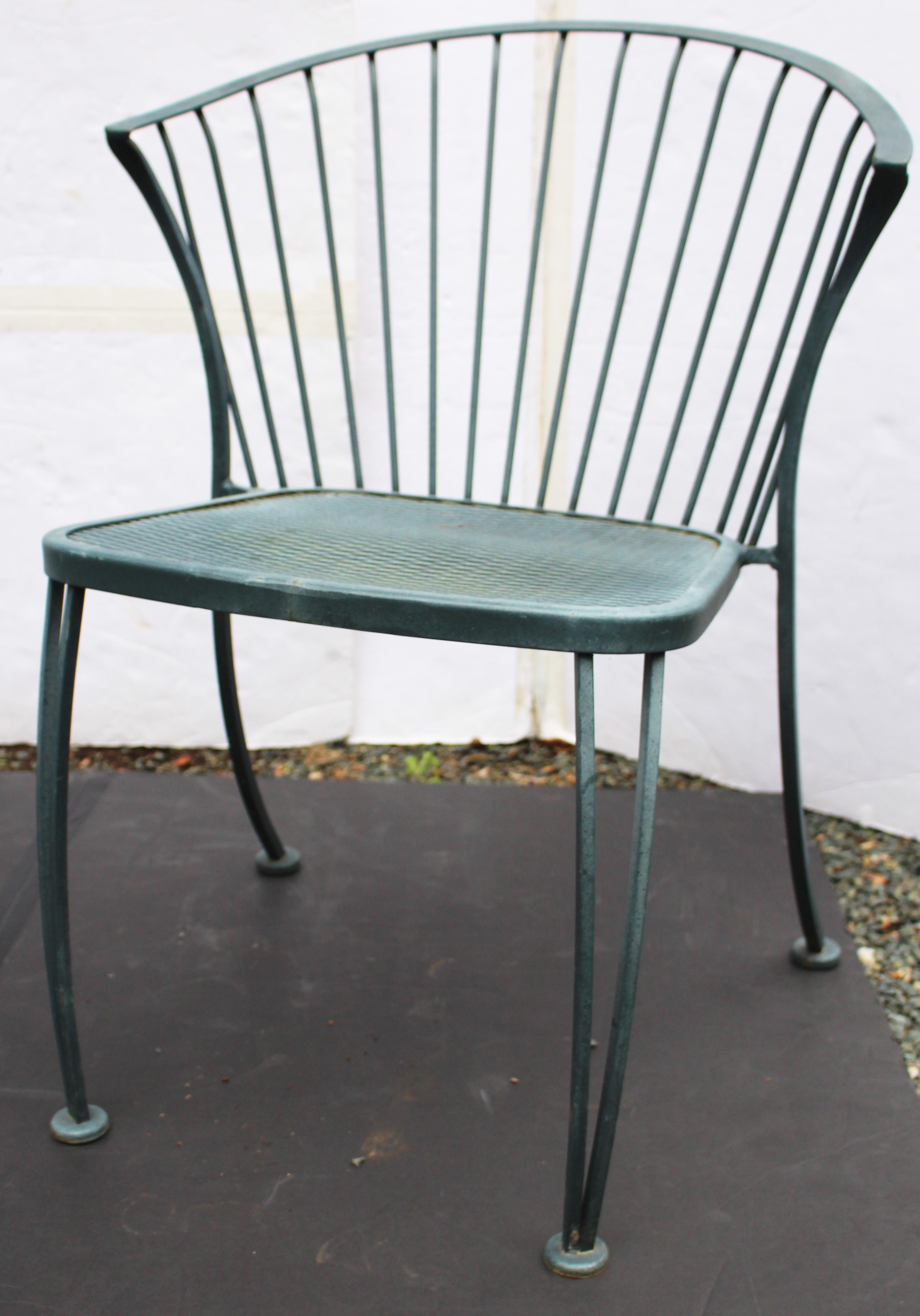 Table et deux chaises en fer forgé Woodard Pinecrest du milieu du 20e siècle en vente 1