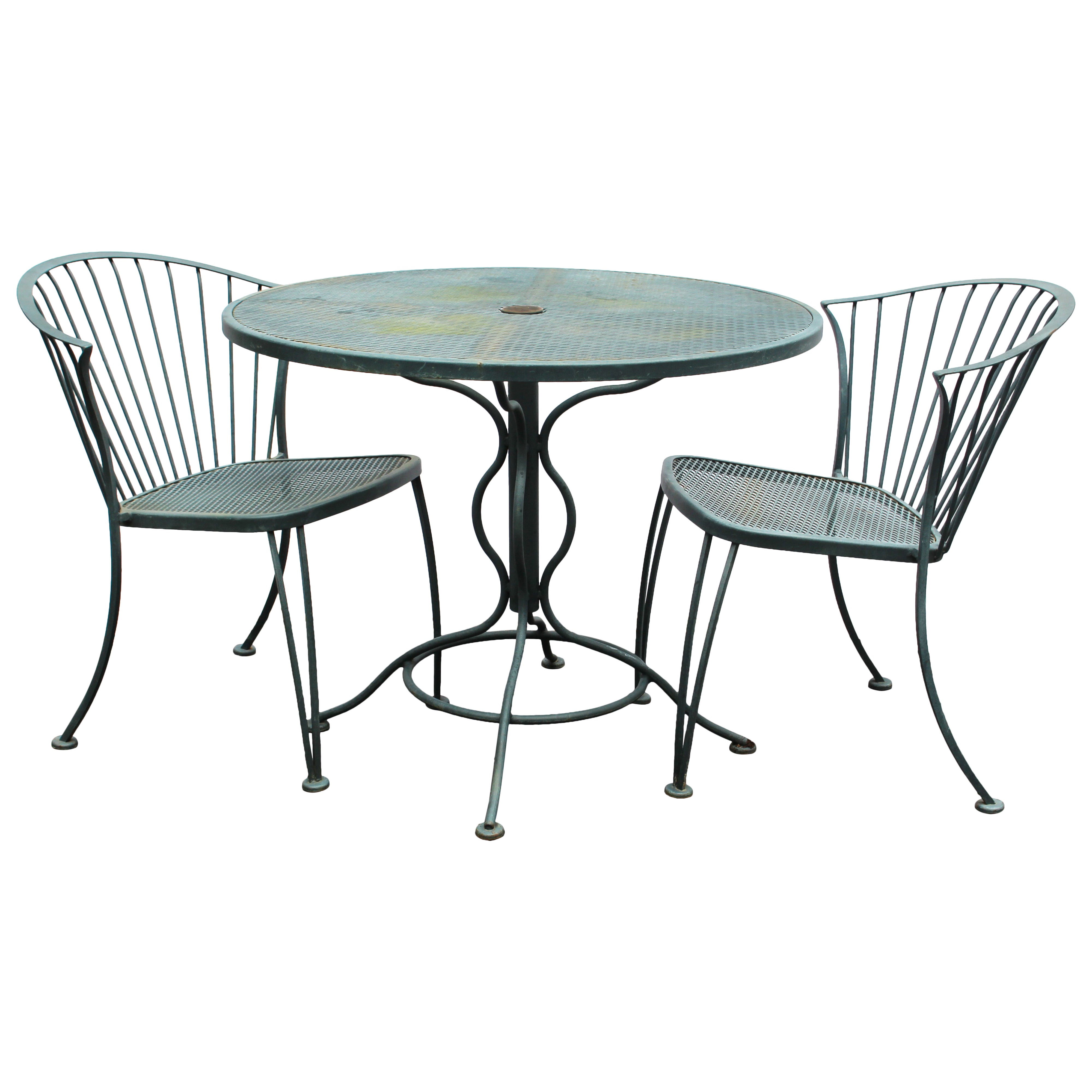 Table et deux chaises en fer forgé Woodard Pinecrest du milieu du 20e siècle en vente