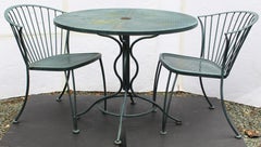 Mesa y dos sillas de hierro forjado Woodard Pinecrest de mediados del siglo XX