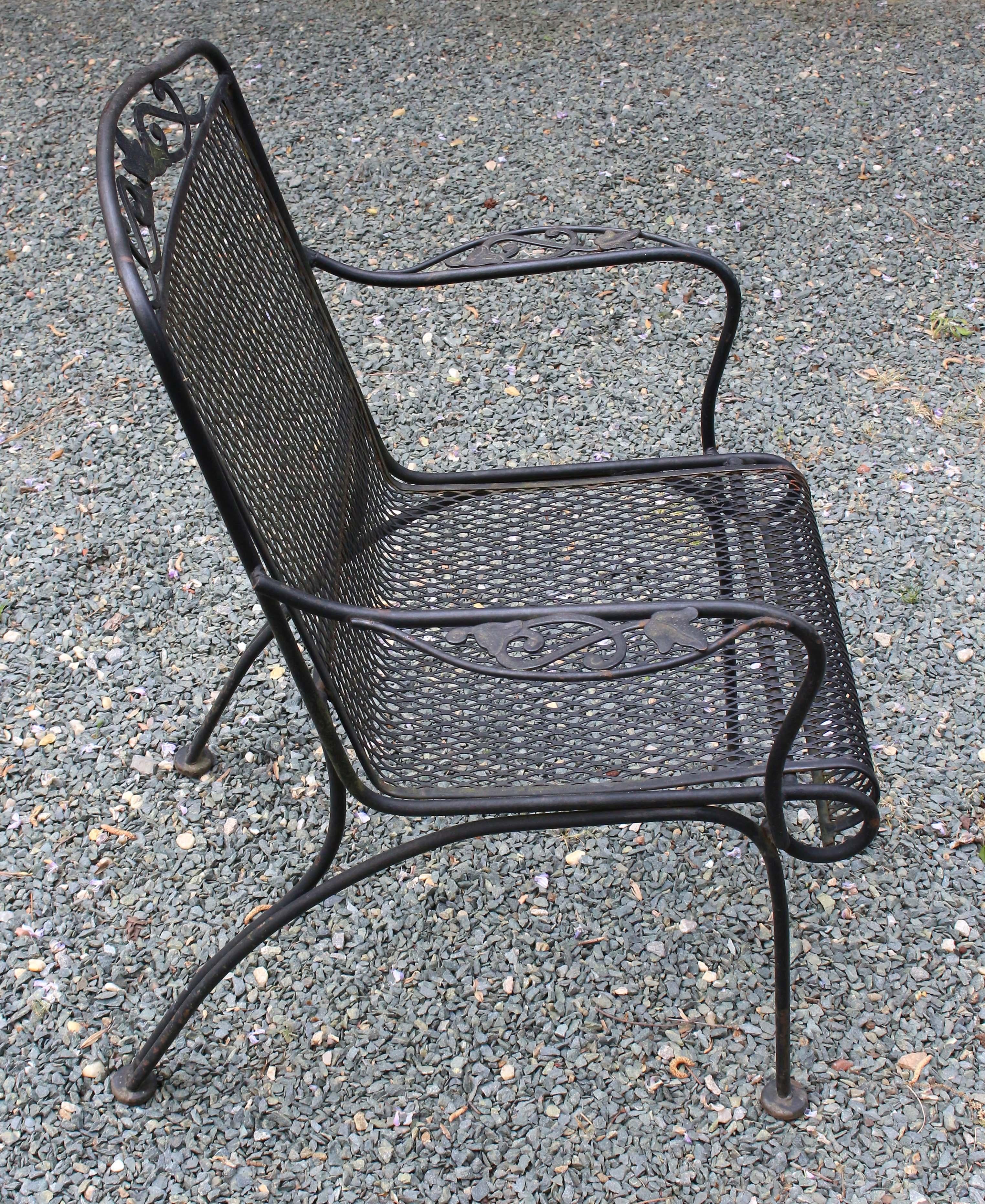 20ième siècle Table et 4 chaises en fer forgé Woodard du milieu du 20e siècle en vente