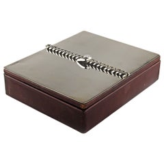 Scatola di legno della metà del XX secolo con coperchio con fibbia d'argento del marchio francese Hermès Paris