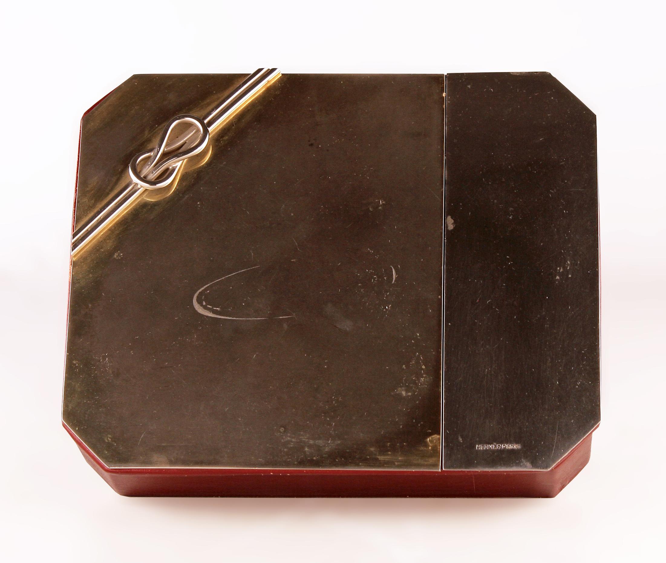 Mitte des 20. Jahrhunderts Holzkiste mit Silberknotendeckel der französischen Firma Hermès Paris (Versilbert) im Angebot
