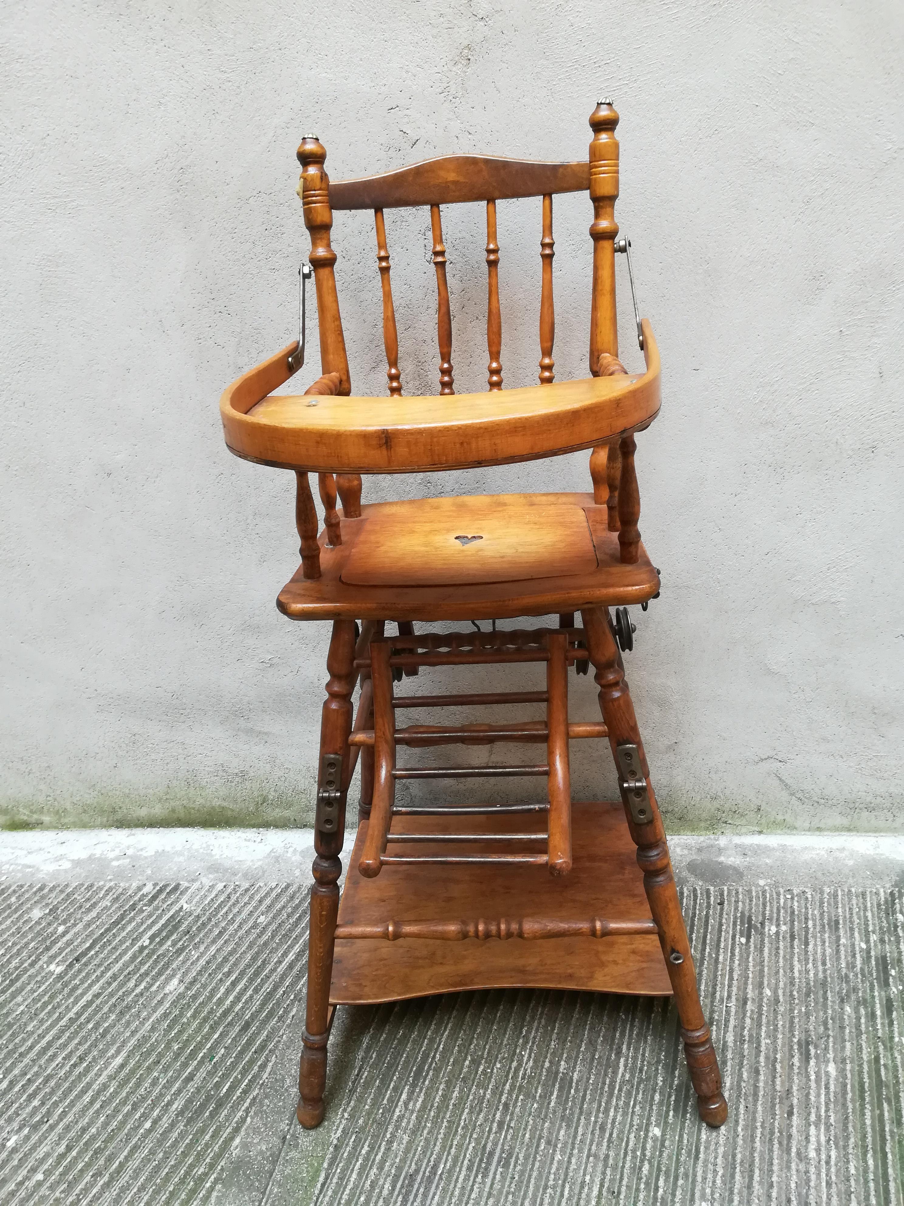Cet objet charmant et unique vient de France, âge autour de 1940. Il s'agit d'une chaise haute pour enfants qui peut être transformée en manège. Il est tout en bois, très bien conservé avec toutes ses pièces d'origine, idéal pour être utilisé comme