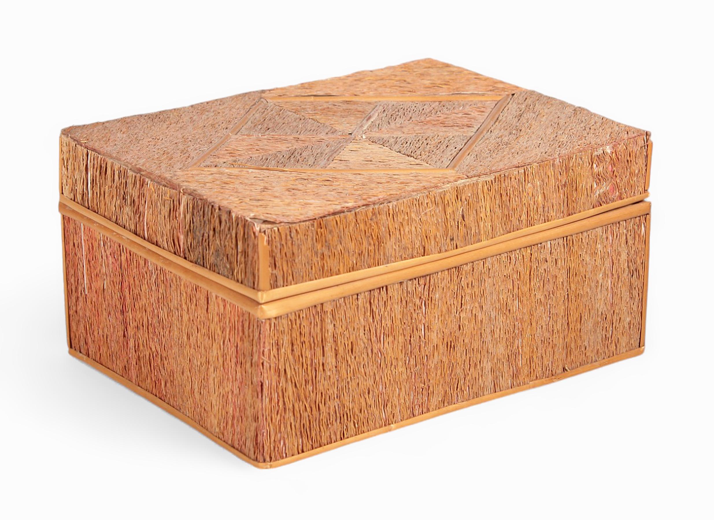 Scandinavian Mid-20th Century Wooden Rectangular Decorative Box Covered in Straw, Scandinavia For Sale