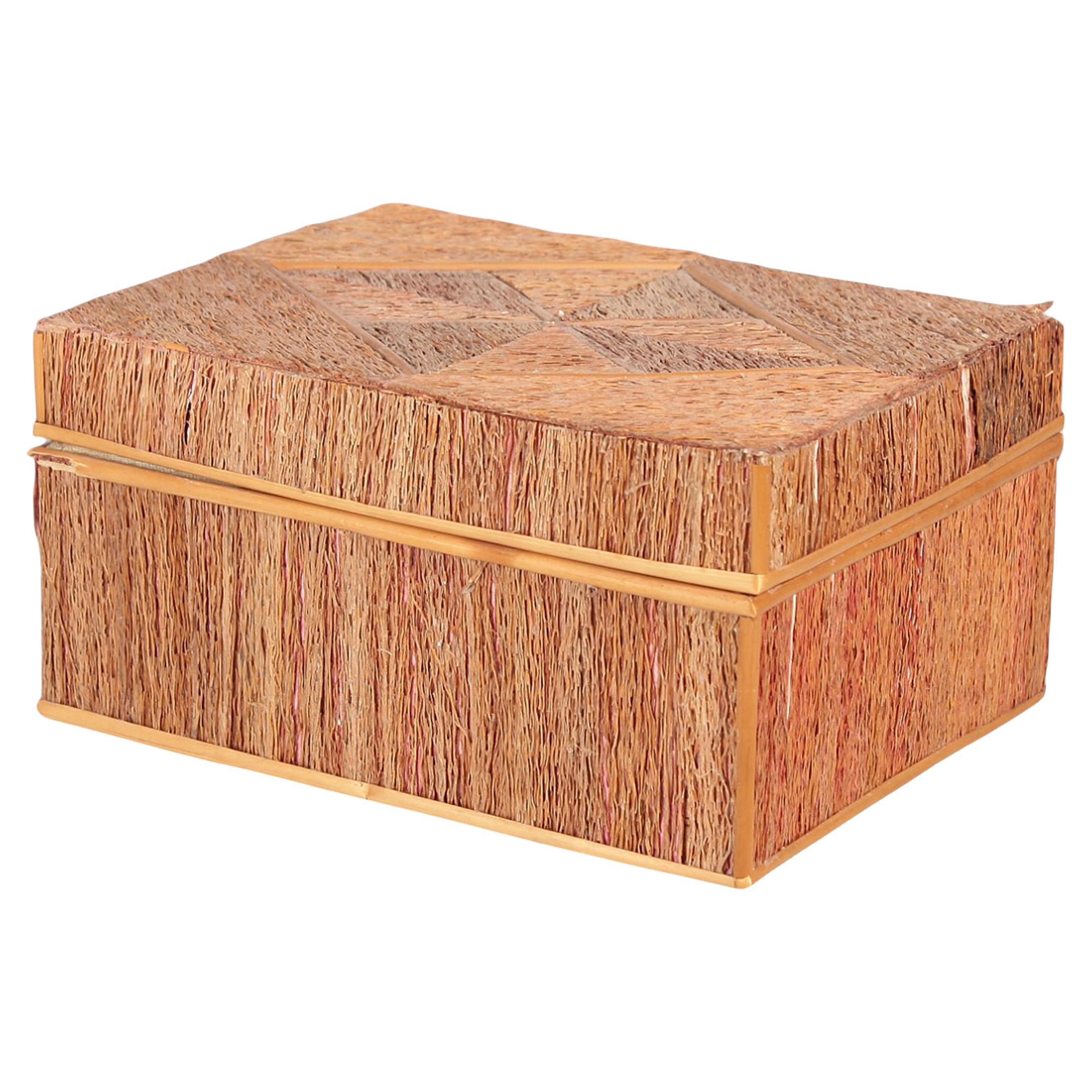 Caja decorativa rectangular de madera de mediados del siglo XX cubierta de paja, Escandinavia